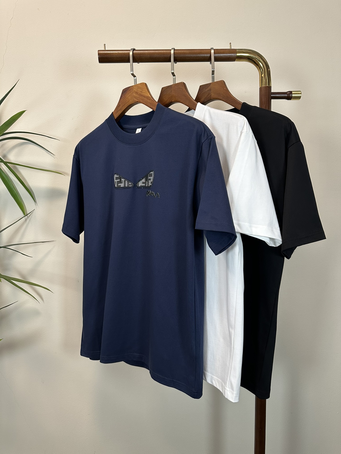 NO:468853,FD Fendi New Round Neck Short Sleeve T-shirt High-end Version!  Customized fabrics for counters are breathable and comfortable, with impeccable details, and the brand element design concept reflects high quality. The feel is delicate and soft!  It is casually cut, with a great upper body style!  Code number M-4XL, fendi, T-shirt,tees, t-shirt,alexander wang19860909FD 芬迪 新款 圆领 短袖 T恤 高端版本！专柜定制面料 透气舒适度高,细节无可挑剔,品牌元素设计理念,体现高品质.手感细腻柔软！呈现休闲裁剪,上身版型超赞！ 码数M-4XL,,fendi,T-shirt,tees，t-shirt,alexander wang,Men's clothing