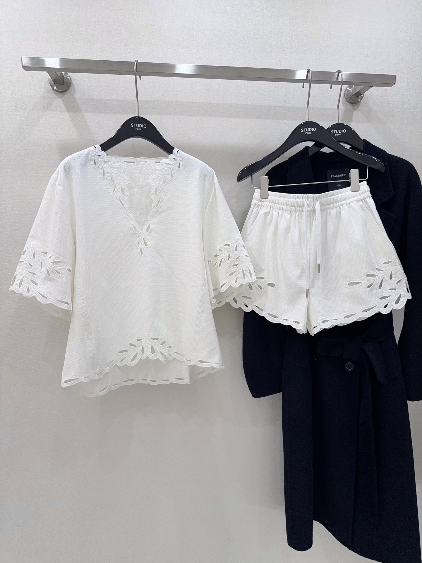 NO:422557,Tops, shorts, right size!  Send 2-3 days!  Hollow old money style, you can also enjoy the relaxation brought by vacation in the city on weekends!  The white tone does not have too many color accessories, but it looks particularly high-end because of its minimalism!  The best choice for shopping!  ,,shorts,alexander wang19860909上衣 短裤 正码入！2-3天发！镂空老钱风 周末也能在城市享受度假带来的松弛感！ 白色基调没有过多的色彩配饰 却因为那份极简而显得格外高级！ 出游逛街的不二之选！,,shorts,alexander wang,Women's clothing