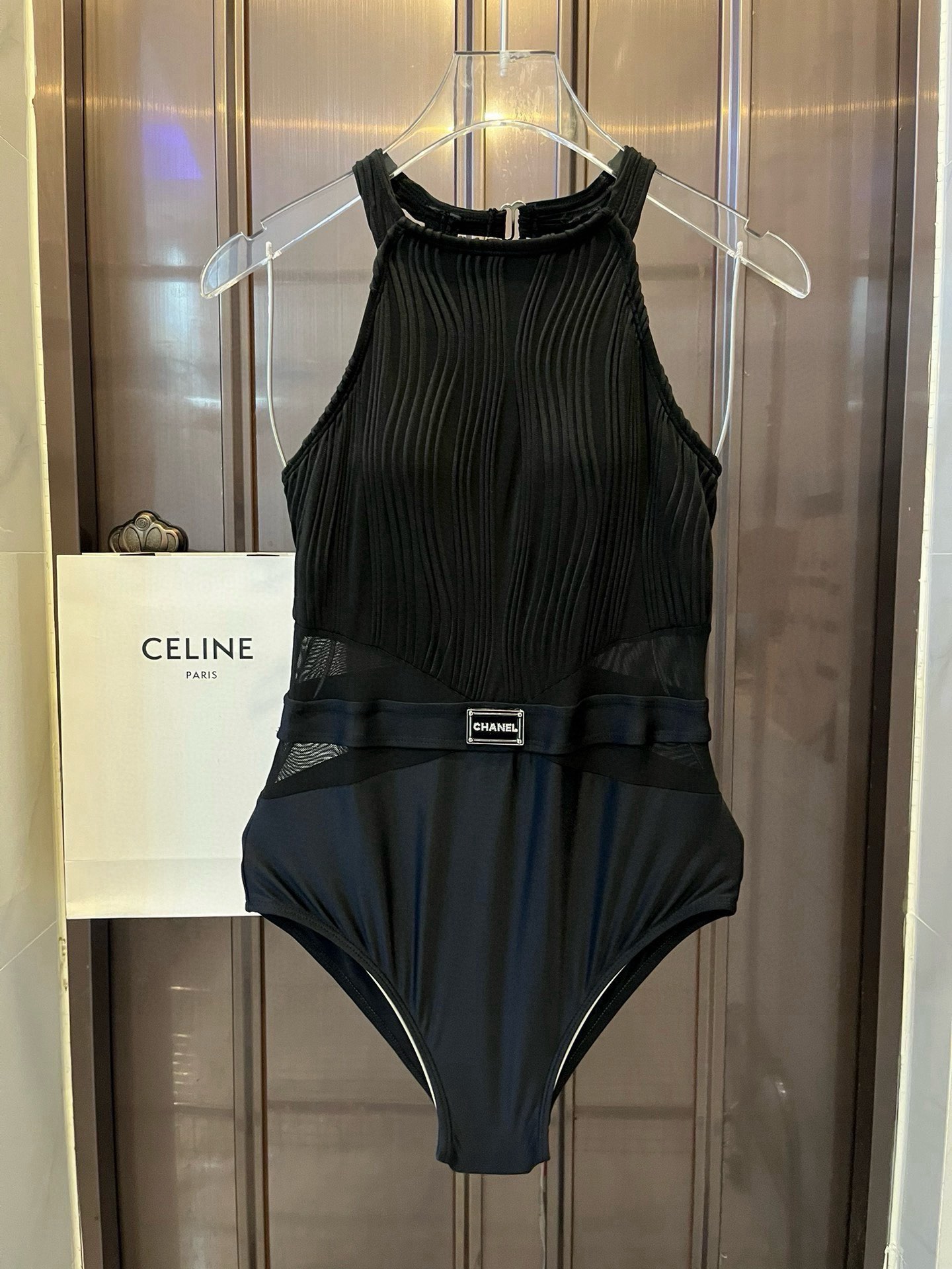 NO:373585,Chanel Chanel's new one-piece swimsuit suitable for a variety of scenes. Swimming suits at the beach, swimming pool, hot spring, water park, rafting can be worn inside. The one-piece design covers the flesh and looks tall. The abdomen is a little fleshy and does not affect our beauty. The back design reveals the beautiful back. The fabric is breathable and comfortable. The quick-drying elastic swimsuit is easier to clean. S M L XL S M L swimsuits, swimsuits, bikinis19860909 Chanel香奈儿新款连体泳衣 适合多种场景的游泳衣♀海边 游泳池 温泉 水上乐园 漂流都可以内搭也完全可以 连体设计遮肉显高挑 腹部有点肉肉也不影响咱美美的 背面设计大露美背 面料透气舒适.速干弹性的游泳衣更加帖肤易清洗 S M L XL 码数S M L泳衣泳裤比基尼,泳衣，泳裤，比基尼,chanel,chanel,swimsuits,bikinis,accessory