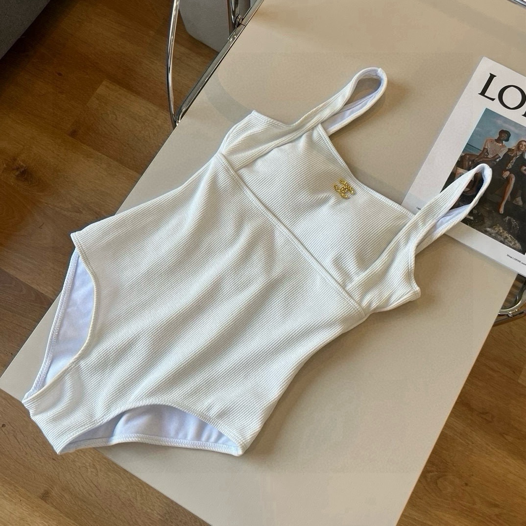 NO:373551,Chanel Chanel one-piece swimsuit suitable for a variety of scenes ♀Seaside, swimming pool, hot spring, water park, rafting can be worn inside or completely. The one-piece design covers the flesh and looks tall. The abdomen is a little fleshy and does not affect our beautiful beauty. The back design reveals the beautiful back. The fabric is breathable and comfortable. The quick-drying elastic swimsuit is easier to clean. S M L. xL swimsuits, swimsuits, bikinis, chanel, chanel, swimsuits, bikinis19860909 Chanel 香奈儿连体泳衣 适合多种场景的游泳衣♀海边 游泳池 温泉 水上乐园 漂流都可以内搭也完全可以 连体设计遮肉显高挑 腹部有点肉肉也不影响咱美美的 背面设计大露美背 面料透气舒适.速干弹性的游泳衣更加帖肤易清洗 码数S M L. xL泳衣泳裤比基尼,泳衣，泳裤，比基尼,chanel,chanel,swimsuits,bikinis,accessory