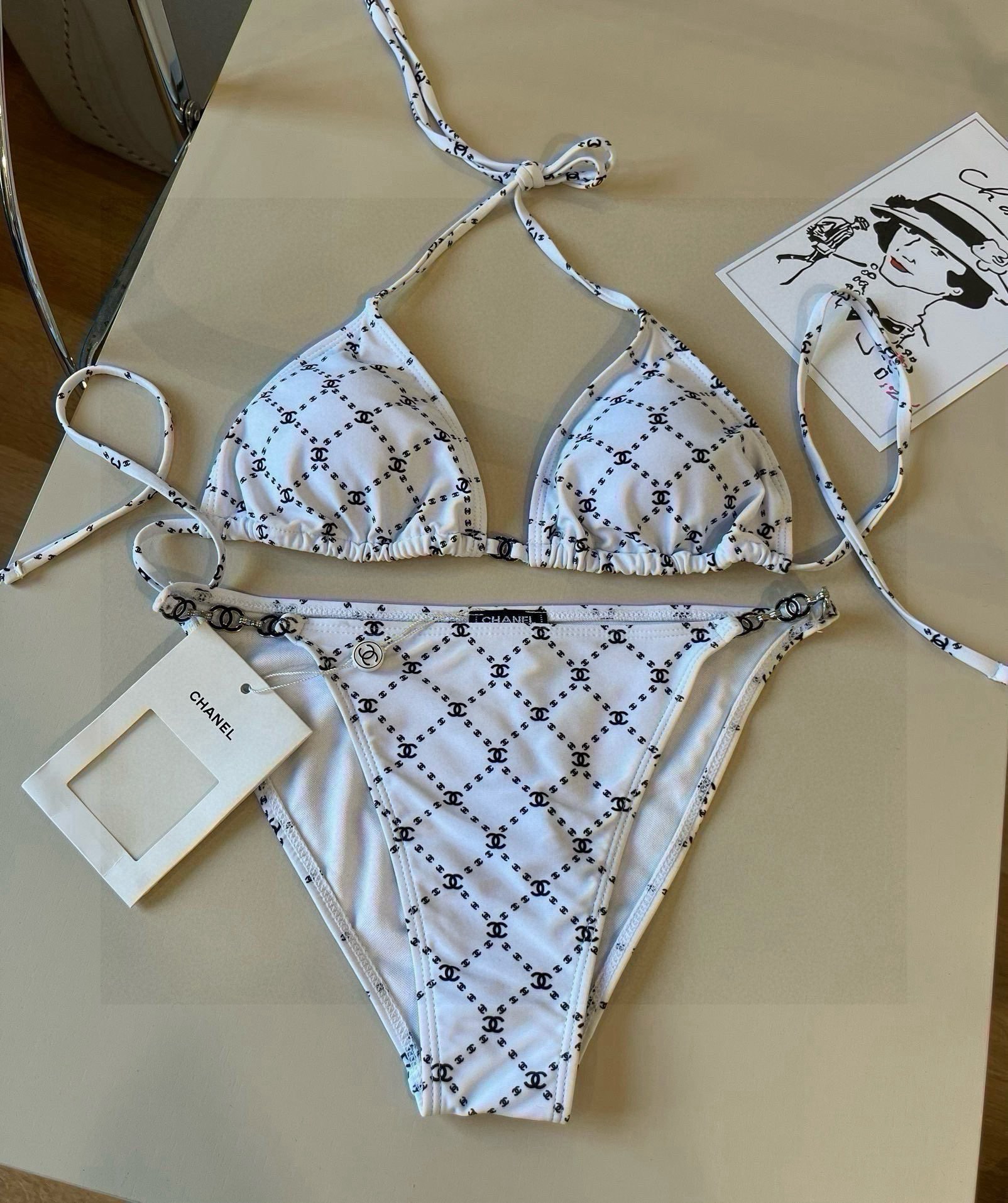 NO:373587,Chanel Bikini Swimsuit Suit Suit Suit Suit Suit for a variety of scenes♀Seaside, Swimming Pool, Hot Spring, Water Park, Rafting can be worn inside or completely. The one-piece design covers the flesh and looks tall. The belly is a little fleshy and does not affect our beauty. The back design reveals the beautiful back. The fabric is breathable and comfortable. The quick-drying elastic swimsuit is easier to clean. S M L Xl swimsuits, swimsuits, bikinis19860909Chanel比基尼泳衣 适合多种场景的游泳衣♀海边 游泳池 温泉 水上乐园 漂流都可以内搭也完全可以 连体设计遮肉显高挑 腹部有点肉肉也不影响咱美美的 背面设计大露美背 面料透气舒适.速干弹性的游泳衣更加帖肤易清洗 码数S M L Xl泳衣泳裤比基尼,泳衣，泳裤，比基尼,chanel,swimsuits,bikinis,accessory