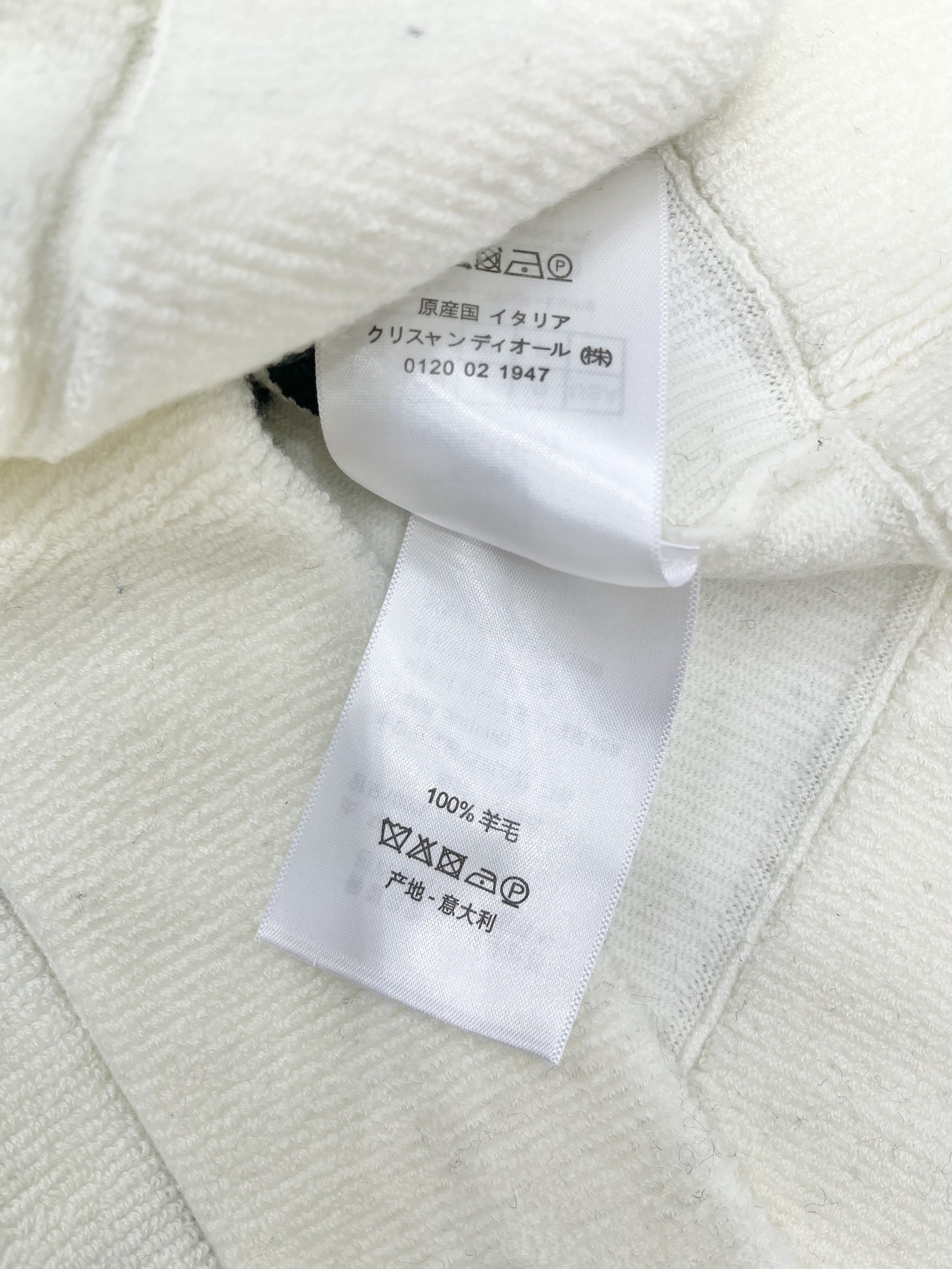 𝗗𝗜𝗢𝗥* 迪奥早春新款字母金属扣純色针织背心无袖
质感惊艳到了!针织的面料软乎乎的,贴身穿超级舒服,