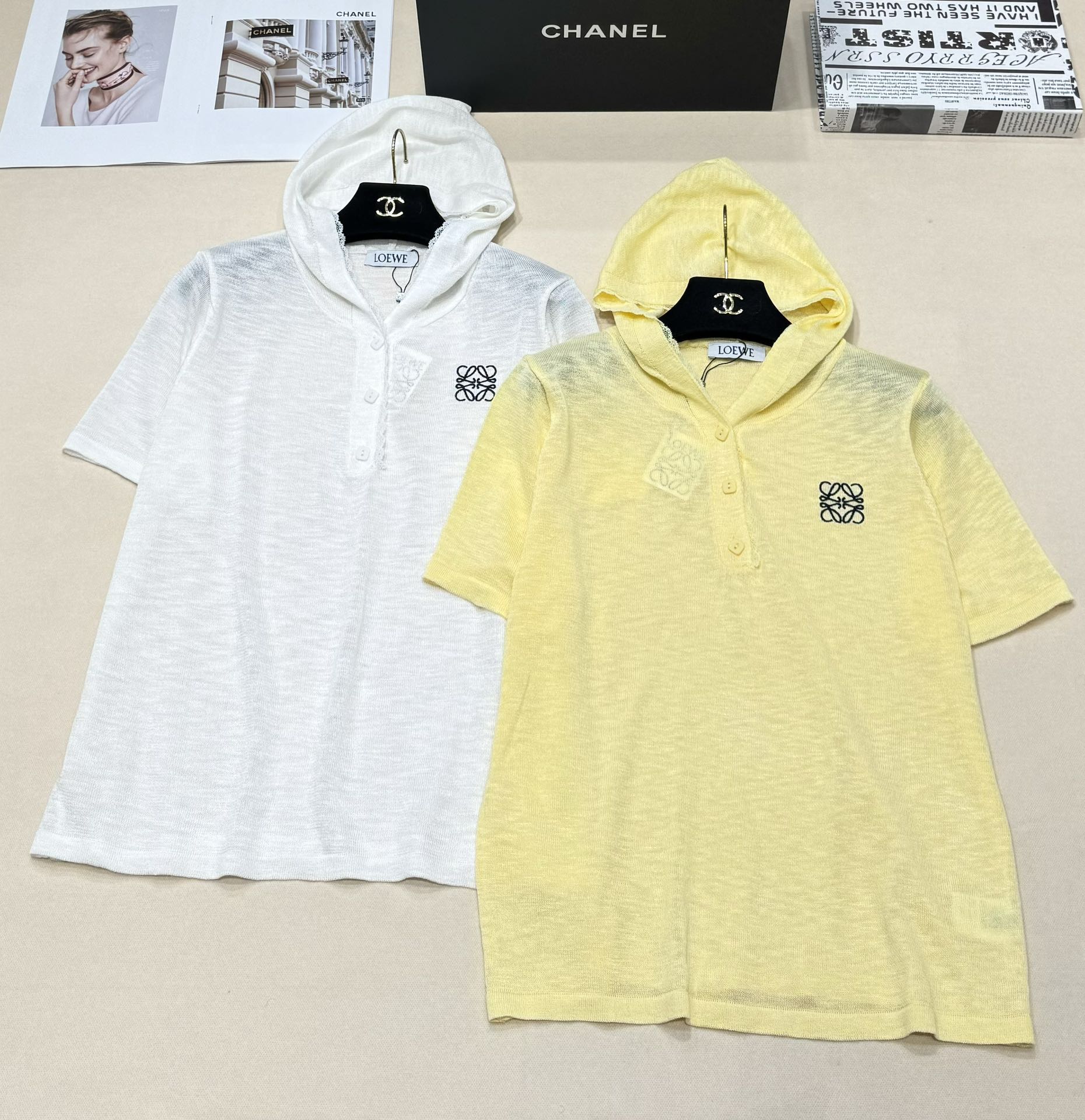 NO:442400,Loew* 25 summer new style hooded knitted short sleeves White pure yellow bright and delicate neckline button design Add a bit of casual elegance Chest jacquard logo can be easily controlled whether you are walking on the street or having a casual party 2 colors SML, loewe, T-shirt,hats,alexander wang19860909Loew* 25夏季新款 连帽针织短袖 白色纯净黄色亮眼精致的领口纽扣设计 增添几分随性优雅 胸口提花Logo 无论是漫步街头 还是休闲聚会都能轻松驾驭 2色SML,,loewe,T-shirt,hats,alexander wang,Women's clothing