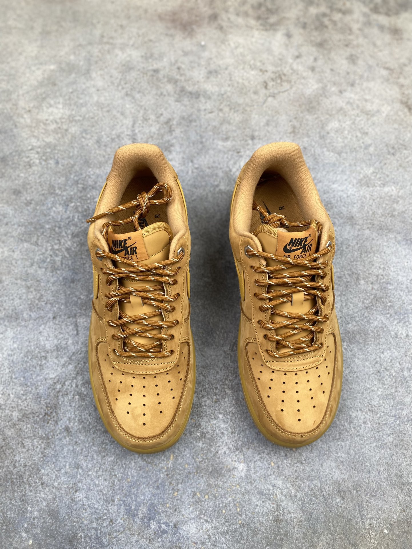 特价💰190 麂皮特价【NK】仓库现货 奥莱特价#NK Air Force 1 Low 07 LV8 "Wheat Flax" 空军一号低帮 小麦色 CJ9179-200 奥莱zp订单 直播间599 699一样的东西 帮你省钱 柔软、弹性十足的缓震性能和出色的中底设计 横跨复古与现代的外型结合 造就出风靡全球三十多年的Force 1 直到今天还深受青睐 SIZE：36 36.5 37.5 38 38.5 39 40 40.5 41 42 42.5 43 44 44.5 45
