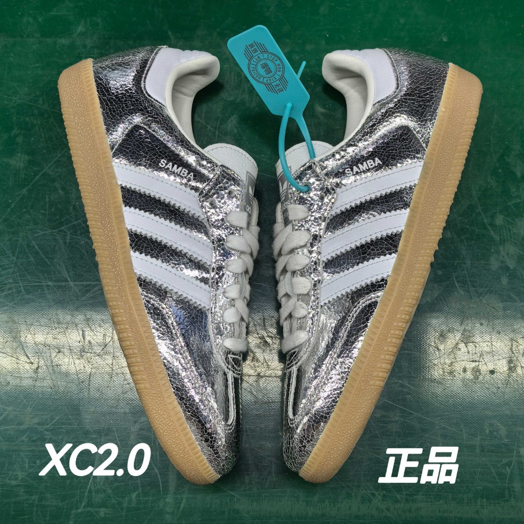 【XC2.0版本】AD Original Samba OG 复古经典轻便板鞋 银色JR0035 市场最高版本 正确烫金高频细节 原装纳米超迁+原装头层皮料 独家私模橡胶大底 原盒原配 这款桑巴鞋展示了高质量的工艺 带有装饰的超锁缝制和无缝的手感 柔软、柔软的皮革造型和标志性的3条纹完成了精致的外观 正规合身鞋带 鞋面上有绒面鞋垫 橡胶鞋底 享受正畸套筒软感 自50年代首次亮相以来就一直在赢得粉丝的青睐 尺码:36 36.5 37.5 38 38.5 39 40-选品中心