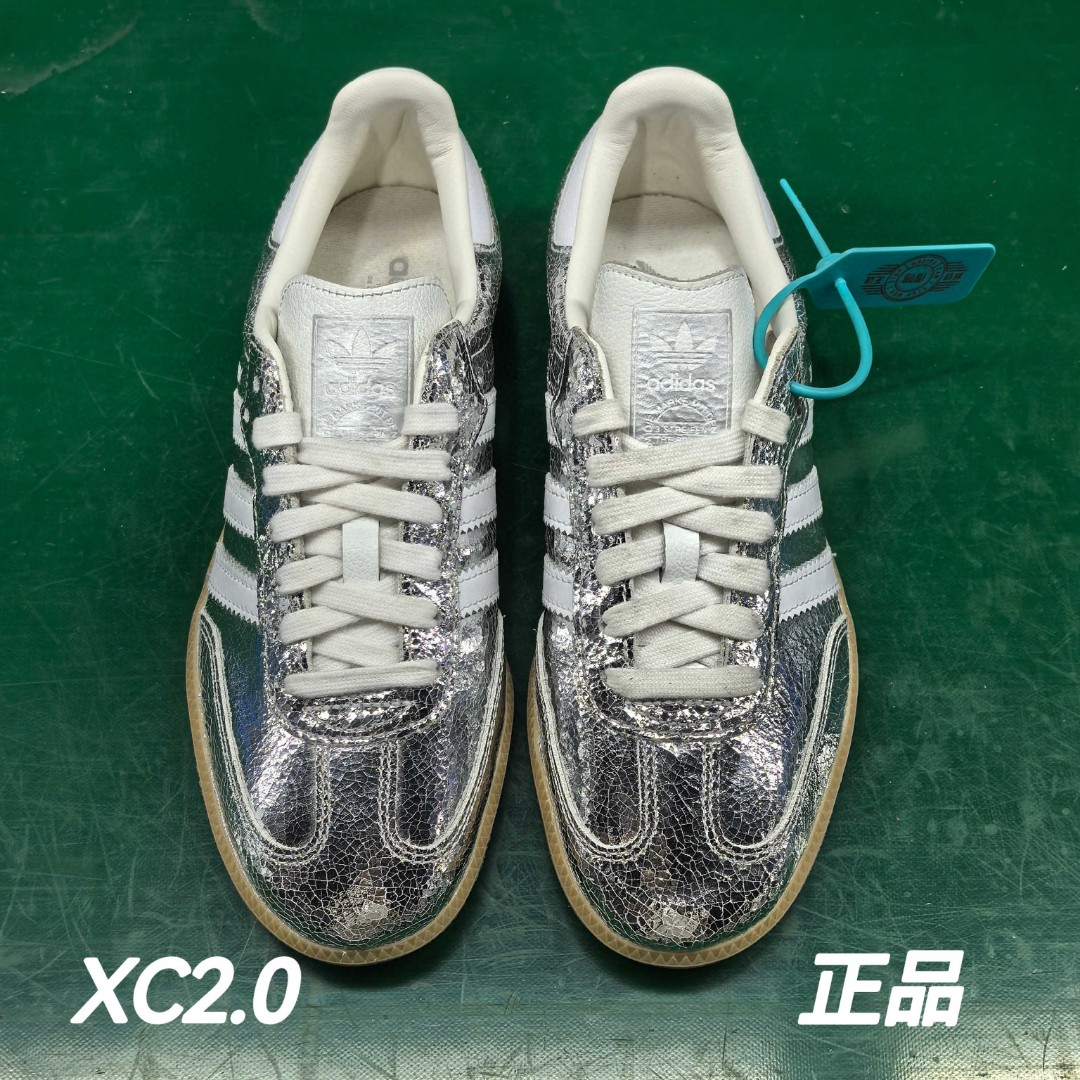 图片[2]-【XC2.0版本】AD Original Samba OG 复古经典轻便板鞋 银色JR0035 市场最高版本 正确烫金高频细节 原装纳米超迁+原装头层皮料 独家私模橡胶大底 原盒原配 这款桑巴鞋展示了高质量的工艺 带有装饰的超锁缝制和无缝的手感 柔软、柔软的皮革造型和标志性的3条纹完成了精致的外观 正规合身鞋带 鞋面上有绒面鞋垫 橡胶鞋底 享受正畸套筒软感 自50年代首次亮相以来就一直在赢得粉丝的青睐 尺码：36 36.5 37.5 38 38.5 39 40-选品中心