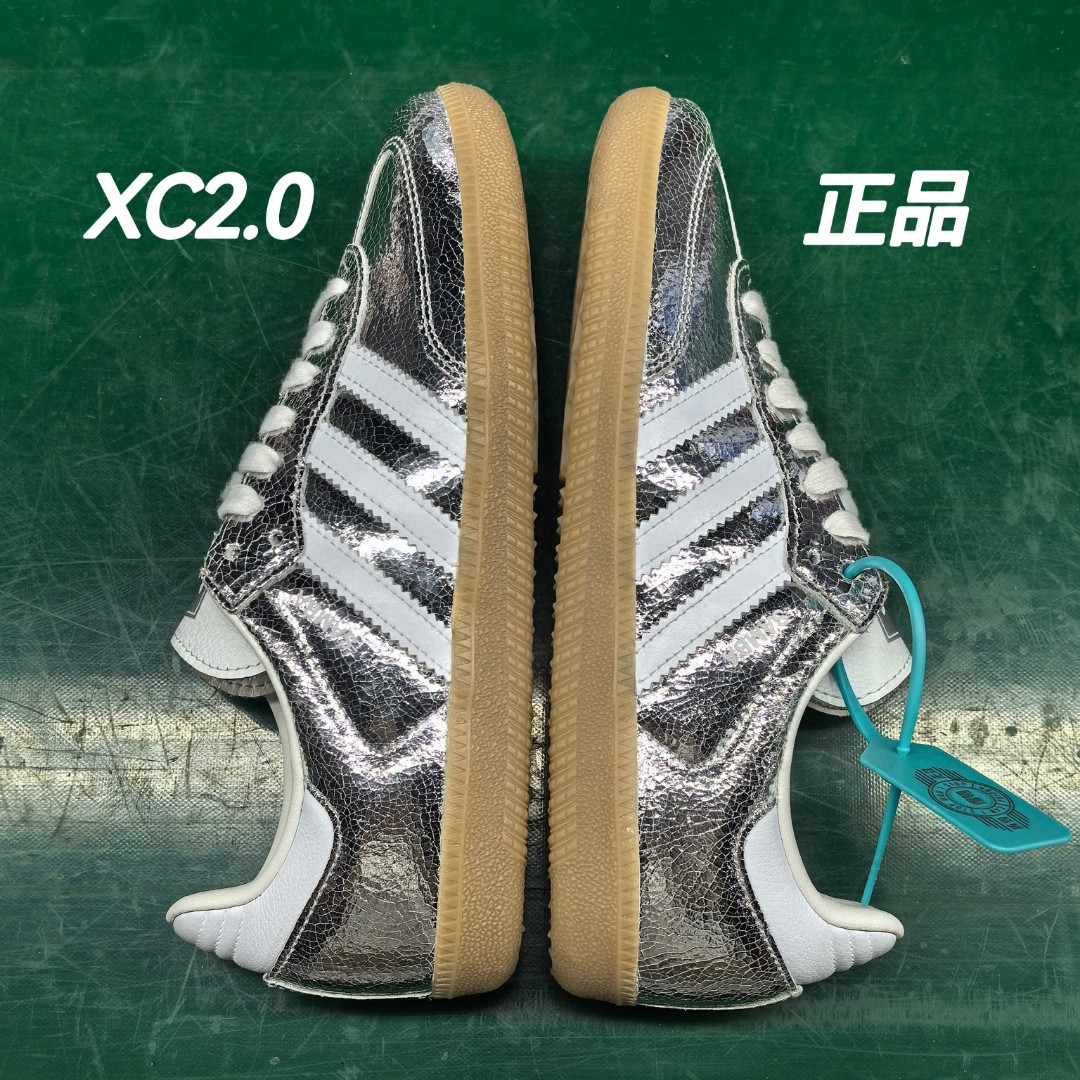 图片[3]-【XC2.0版本】AD Original Samba OG 复古经典轻便板鞋 银色JR0035 市场最高版本 正确烫金高频细节 原装纳米超迁+原装头层皮料 独家私模橡胶大底 原盒原配 这款桑巴鞋展示了高质量的工艺 带有装饰的超锁缝制和无缝的手感 柔软、柔软的皮革造型和标志性的3条纹完成了精致的外观 正规合身鞋带 鞋面上有绒面鞋垫 橡胶鞋底 享受正畸套筒软感 自50年代首次亮相以来就一直在赢得粉丝的青睐 尺码：36 36.5 37.5 38 38.5 39 40-选品中心