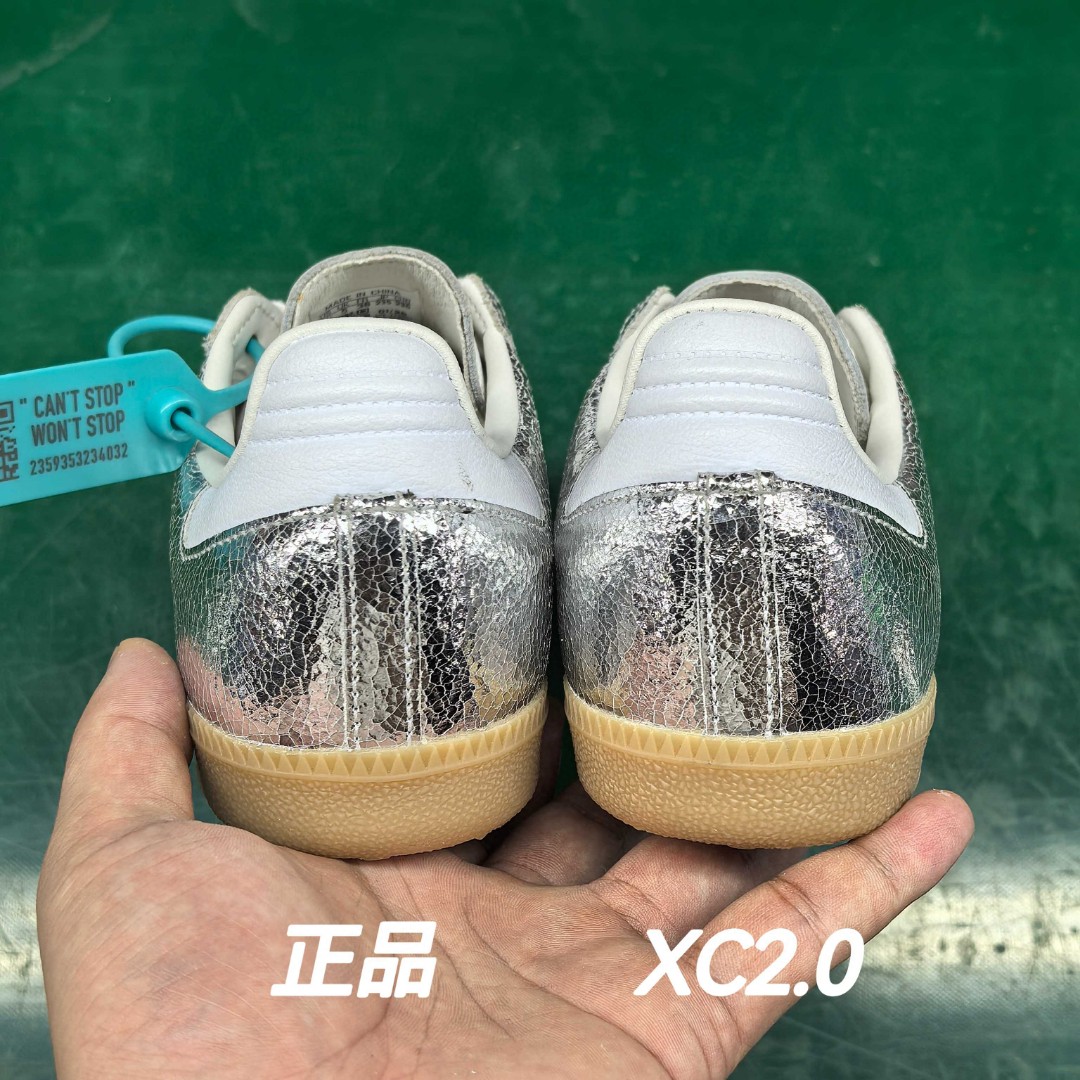 图片[4]-【XC2.0版本】AD Original Samba OG 复古经典轻便板鞋 银色JR0035 市场最高版本 正确烫金高频细节 原装纳米超迁+原装头层皮料 独家私模橡胶大底 原盒原配 这款桑巴鞋展示了高质量的工艺 带有装饰的超锁缝制和无缝的手感 柔软、柔软的皮革造型和标志性的3条纹完成了精致的外观 正规合身鞋带 鞋面上有绒面鞋垫 橡胶鞋底 享受正畸套筒软感 自50年代首次亮相以来就一直在赢得粉丝的青睐 尺码：36 36.5 37.5 38 38.5 39 40-选品中心