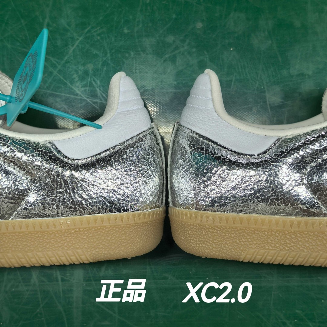 图片[5]-【XC2.0版本】AD Original Samba OG 复古经典轻便板鞋 银色JR0035 市场最高版本 正确烫金高频细节 原装纳米超迁+原装头层皮料 独家私模橡胶大底 原盒原配 这款桑巴鞋展示了高质量的工艺 带有装饰的超锁缝制和无缝的手感 柔软、柔软的皮革造型和标志性的3条纹完成了精致的外观 正规合身鞋带 鞋面上有绒面鞋垫 橡胶鞋底 享受正畸套筒软感 自50年代首次亮相以来就一直在赢得粉丝的青睐 尺码：36 36.5 37.5 38 38.5 39 40-选品中心
