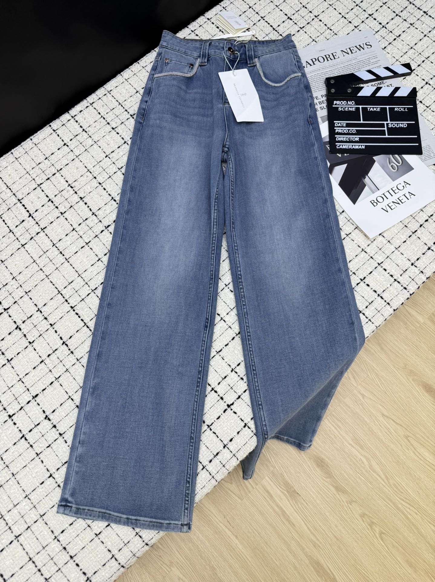 NO:416267,Wearing the effect of long legs Brunell*Cucinell*25ss Pocket metal chain mid-wire jeans Straight high-waisted pants shape can make the proportion of legs the longest. The upper body is a perfect long-legged girl. Retro blue wash water with a medieval design Simple and versatile fabric with elasticity The upper body is super comfortable. One color 36-38-40-42-44.,,brunello cucinelli,jeans,alexander wang19860909穿出长腿效果 Brunell*Cucinell*25ss 口袋金属链条中通牛仔裤 直筒高腰的裤型 可以将双腿比例感拉到最长 上身就是妥妥的长腿妹子 复古蓝洗水 带有中古感设计 简洁百搭 面料带有弹性 上身超舒服 一色36-38-40-42-44.,,brunello cucinelli,jeans,alexander wang,Women's clothing