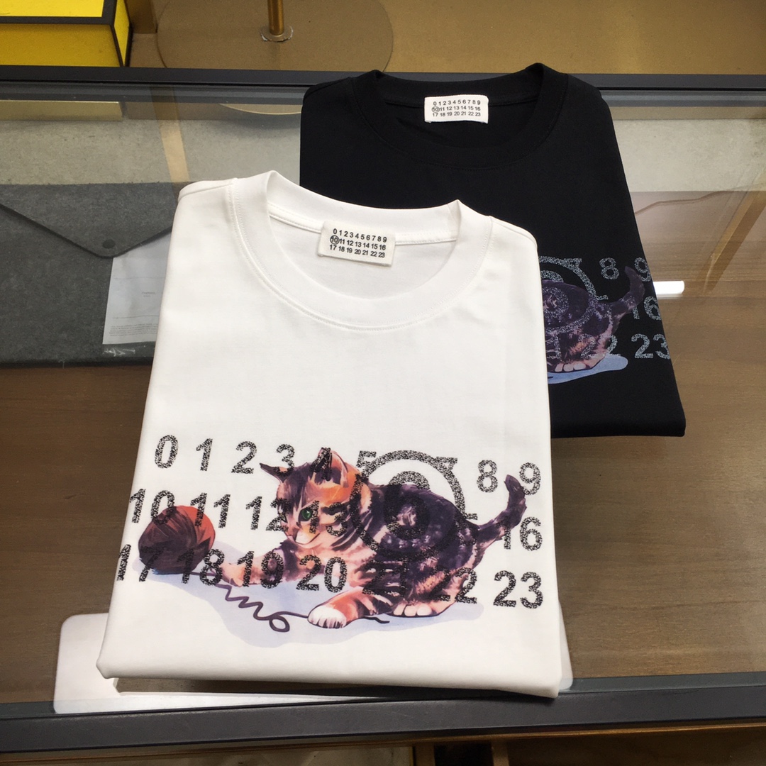 NO:499455,New product [Majira...] was previously on the wrong price. The latest short-sleeved round-neck T-shirt in the first counter of the 2025 spring and summer. High-end customization. The design is avant-garde and fashionable!  Brand logo heavy craft design, high-end customized mercerated cloud cotton fabric, soft feel, comfortable to wear, exquisite counter-level car line, fine workmanship, invincible and handsome upper body effect!  A must-have item for handsome men!  The color is shown in the figure. Number M-3XL, Masion Margiela, T-shirt,tees, t-shirt,alexander wang19860909新品【马吉拉...】之前上错价 2025春夏首发专柜最新款短袖圆领T恤 高端订制 设计前卫时尚！品牌logo重工艺设计 高端定制丝光云朵棉面料.手感柔软.穿着舒适.专柜级别精致车线.做工精细.上身效果无敌帅气！型男必备单品！ 颜色如图 码数M-3XL,,masion margiela,T-shirt,tees，t-shirt,alexander wang,Men's clothing