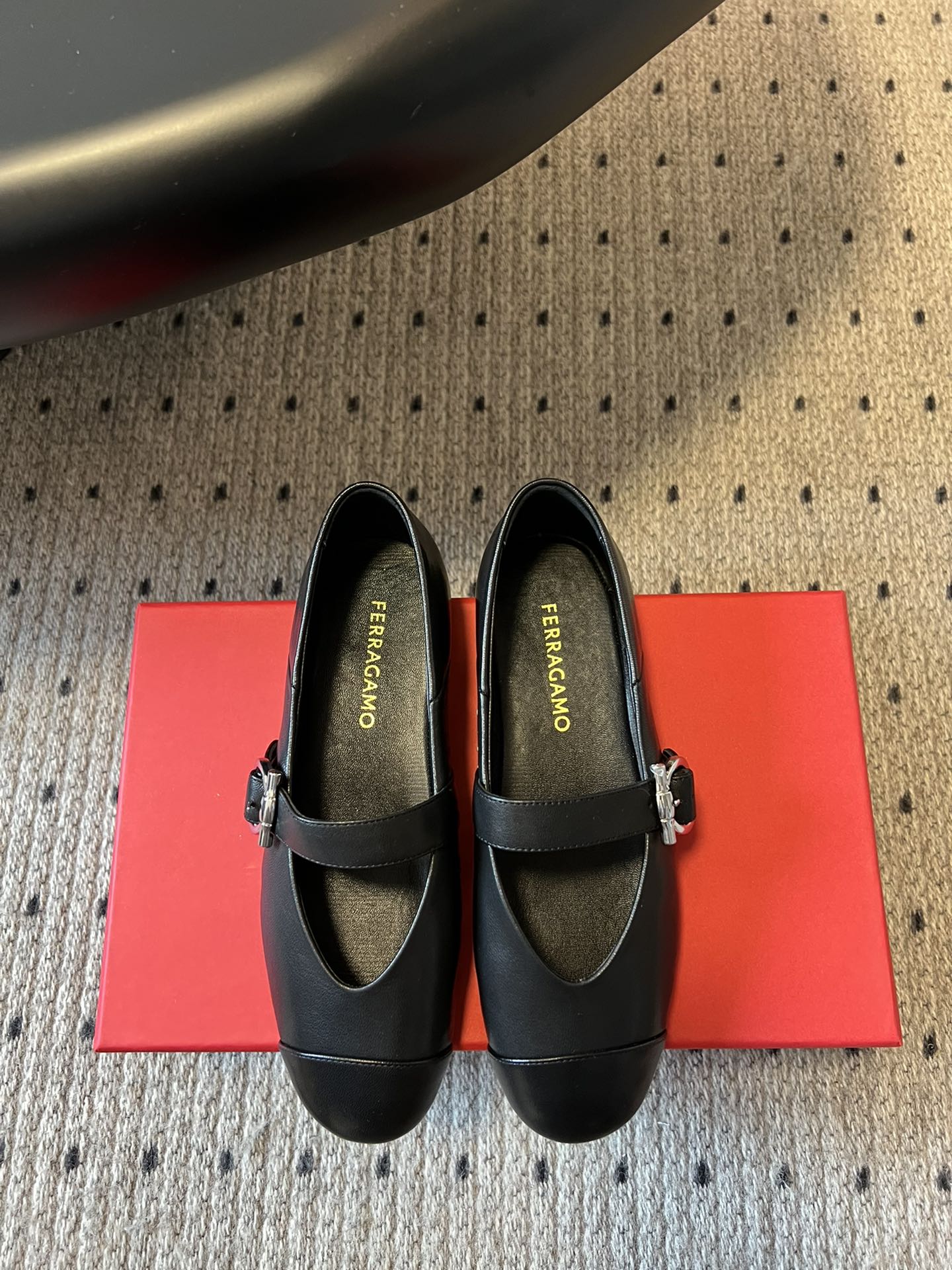 NO:413869,Top quality Ferragamo 25-year new Gancini ballet flat shoes. As soon as spring comes, I want to wear it simple and fashionable. Ferragamo's ballet shoes have a modern and simple style that meets soft charm. Classic ballet flat shoes are rejuvenated in modern style, with classic and textured design, which is a good choice. Its design inspiration comes from the Audrey series customized for Audrey Hepburn. The Gancio buckle on the side is the brand's logo. It is simple and high-end, and it hits me immediately. The soft sheepskin material is very comfortable, and it doesn't pick the shape of the feet. It feels very wrapped when worn. It is suitable for short trips or traveling on a trip or shopping. It can be worn in formal or casual occasions. When you are tired, you can still wear it on the heel and relax and instantly release your tired feet. Original custom-made napa sheepskin inner lambskin original molded rubber bottom  Size35-40 (40 custom made without return), ballet shoes, ferragamo, flats, sheepskin19860909顶级品质 菲拉格慕25年新款Gancini芭蕾舞平底鞋 春天一到,就想穿得简单又时髦.菲拉格慕的芭蕾鞋,现代简约风格邂逅柔美韵致.经典芭蕾舞平底鞋经现代风格焕新演绎,设计经典又很有质感,是很不错的选择,它的设计灵感来自为奥黛丽·赫本定制的Audrey系列,侧面的Gancio饰扣是品牌的标志,简约中带着高级感,一下就戳中了我 软羊皮材质很舒服,不怎么挑脚型,穿起来包裹感很好,平时短途出差或者旅行逛街,穿这双鞋都很合适,正式或休闲场合都能搭,走累了还能踩着后跟穿,放松一下,瞬间释放疲惫的双脚. 鞋面原版定制纳帕羊皮 内里小羊皮 大底原版开模橡胶底 Size35-40（40订做不退换）,芭蕾舞鞋,ferragamo,flats,sheepskin,Women's Shoes