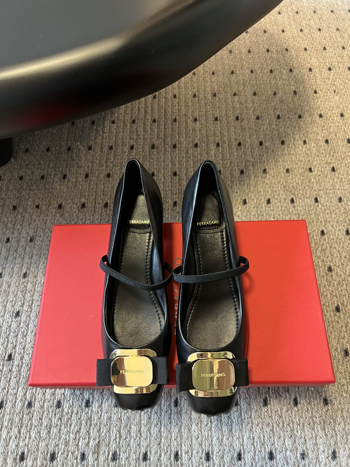 NO:418032,Purchase grade Ferragamo 25-year new Gancini ballet flat shoes. As soon as spring comes, I want to wear it simple and fashionable. Ferragamo's ballet shoes have a modern and simple style that meets soft and charming charm. Classic ballet flat shoes are rejuvenated in modern style, with classic and textured design, which is a good choice. Its design inspiration comes from the Audrey series customized for Audrey Hepburn. The Gancio buckle on the side is the brand's logo. It is simple and high-end, and it hits me immediately. The soft sheepskin material is very comfortable, and it doesn't pick the shape of the feet. It feels very wrapped when worn. It is suitable for short trips or traveling on a shopping trip. It can be worn in formal or casual occasions. When you are tired, you can still wear it on the heel and relax and instantly release your tired feet. Original custom-made Napa sheepskin inner lambskin original molded rubber bottom  Size35-40 (40 custom made without return), ballet shoes, ferragamo, flats, sheepskin19860909代购级 菲拉格慕25年新款Gancini芭蕾舞平底鞋 春天一到,就想穿得简单又时髦.菲拉格慕的芭蕾鞋,现代简约风格邂逅柔美韵致.经典芭蕾舞平底鞋经现代风格焕新演绎,设计经典又很有质感,是很不错的选择,它的设计灵感来自为奥黛丽·赫本定制的Audrey系列,侧面的Gancio饰扣是品牌的标志,简约中带着高级感,一下就戳中了我 软羊皮材质很舒服,不怎么挑脚型,穿起来包裹感很好,平时短途出差或者旅行逛街,穿这双鞋都很合适,正式或休闲场合都能搭,走累了还能踩着后跟穿,放松一下,瞬间释放疲惫的双脚. 鞋面原版定制纳帕羊皮 内里小羊皮 大底原版开模橡胶底 Size35-40（40订做不退换）,芭蕾舞鞋,ferragamo,flats,sheepskin,Women's Shoes