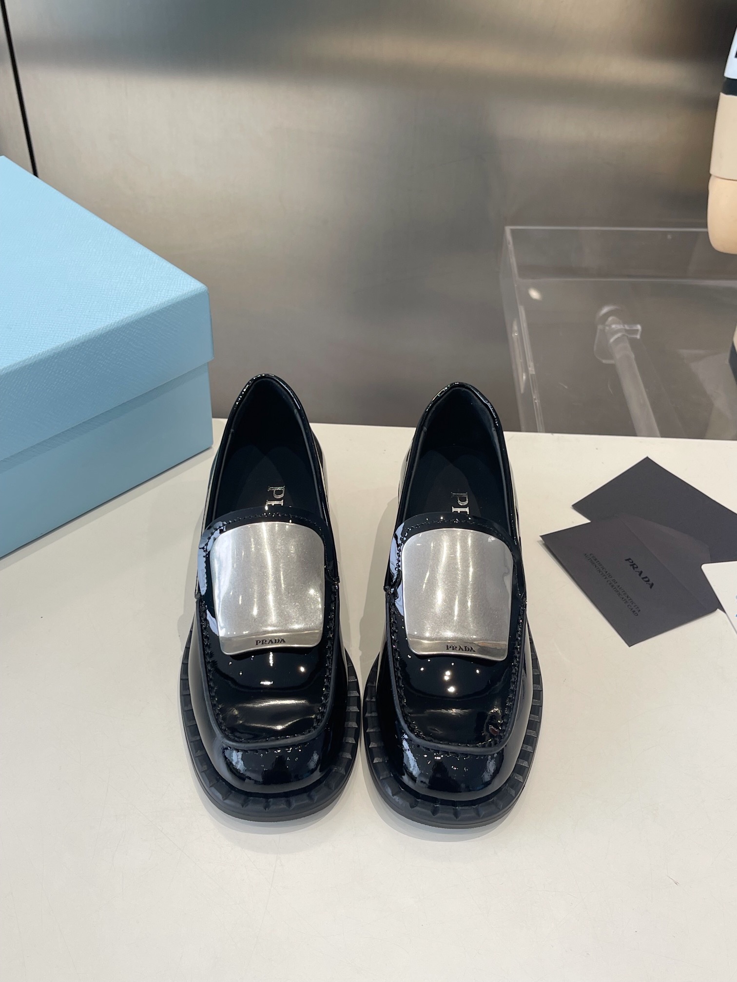 NO:404296,Prada's new spring and summer women's clothing | It's so beautiful, out of the box!  Outside the name!  Anita will then update the latest SS25 catwalk model one after another, and the novel logo is used as a soul mate. It is full of fun~ Adhering to the trend-leading trend, you must believe in Prada's capture of fashion. Size 35-41, loafers, prada, loafers19860909Prada新款春夏女装｜美的一塌糊涂 号外！号外！Anita随后会陆续不断的更新SS25最新走秀款,新颖的Logo作为灵魂伴侣. 趣味十足～秉承着引领潮流的风向标,你一定要相信Prada对时尚的捕捉力.35-41码,乐福鞋,prada,loafers,Women's Shoes