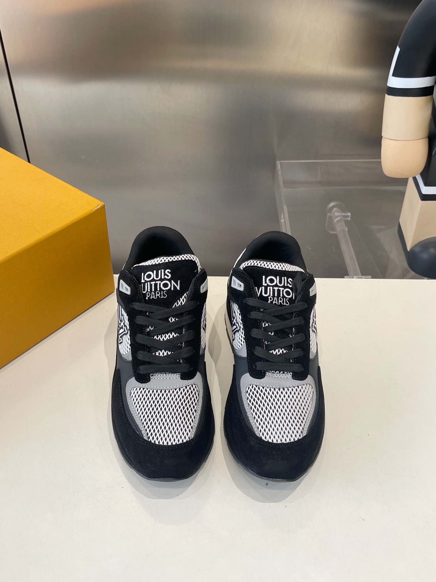 NO:404290,LV Louis Vuitton L Family Donkey Brand Thick Sole Casual Couple Sports Shoes The exquisite design is shaped with smooth cowhide leather, which can easily integrate into various shapes. Attention LV letters mark the side of the shoe, and the light rubber outsole embellishes the Vuitton logo. The counter focuses on the latest casual shoes. Hard goods are on the newest, and the purchasing level is!  Full of high-end feeling!  A popular model from domestic and foreign bloggers, retro and fashionable, beautiful!  Wear it with a lot of happiness!  Official website main model★ Original custom imported calfskin fabric inner lining imported Italian breathable gauze mesh available in 8 colors Shoe size: 35-45, casual shoes/sports shoes, louis vuitton, louis vuitton, louis vuitton, louis vuitton, louis vuitton, louis vuitton, louis vuitton, sneakers, cowhide19860909LV 路易威登 L家驴牌 厚底 休闲 情侣运动鞋 以光滑牛皮革塑造考究设计,可轻松融入各式造型.瞩目 LV 字母标注鞋侧,轻盈橡胶外底点缀 Vuitton 标识 专柜主打最新款休闲鞋 硬货上新 代购级别！高级感十足！国内外博主刷爆的一款,复古又时髦上脚美炸了！穿上满满的幸福感！官网主推款★ 鞋面原版订制进口小牛皮面料 内里意大利进口透气纱网 颜色8色可选 鞋码:35-45,休闲鞋/运动鞋,louis vuitton,louis vuitton,louis vuitton,louis vuitton,sneakers,cowhide,Women's Shoes