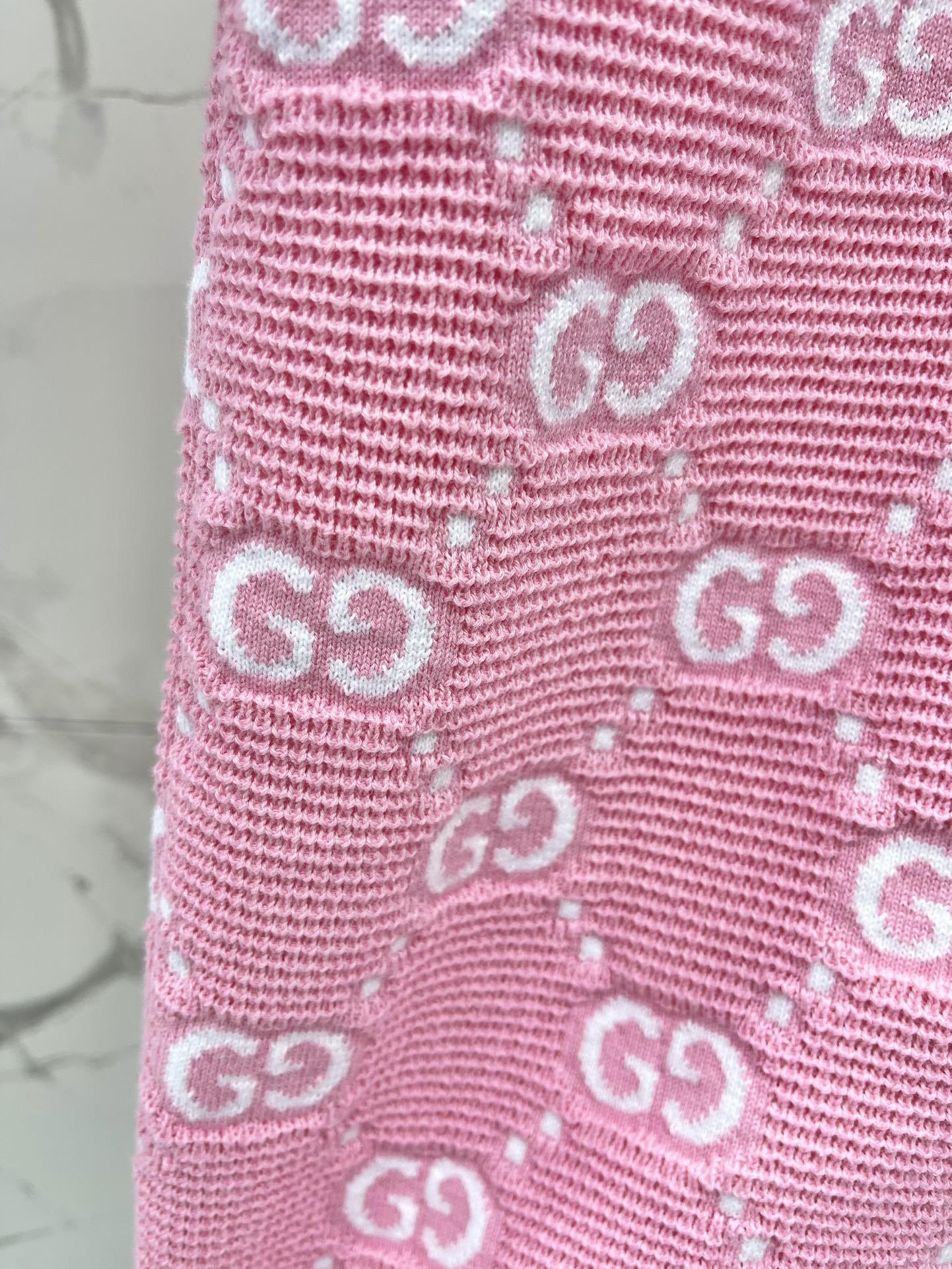 𝗚𝗨𝗖𝗖* 古驰新款老花通体缀饰双G嵌一系列
经典条纹双G Logo搭配复古老花设计,复古风情直接拉满