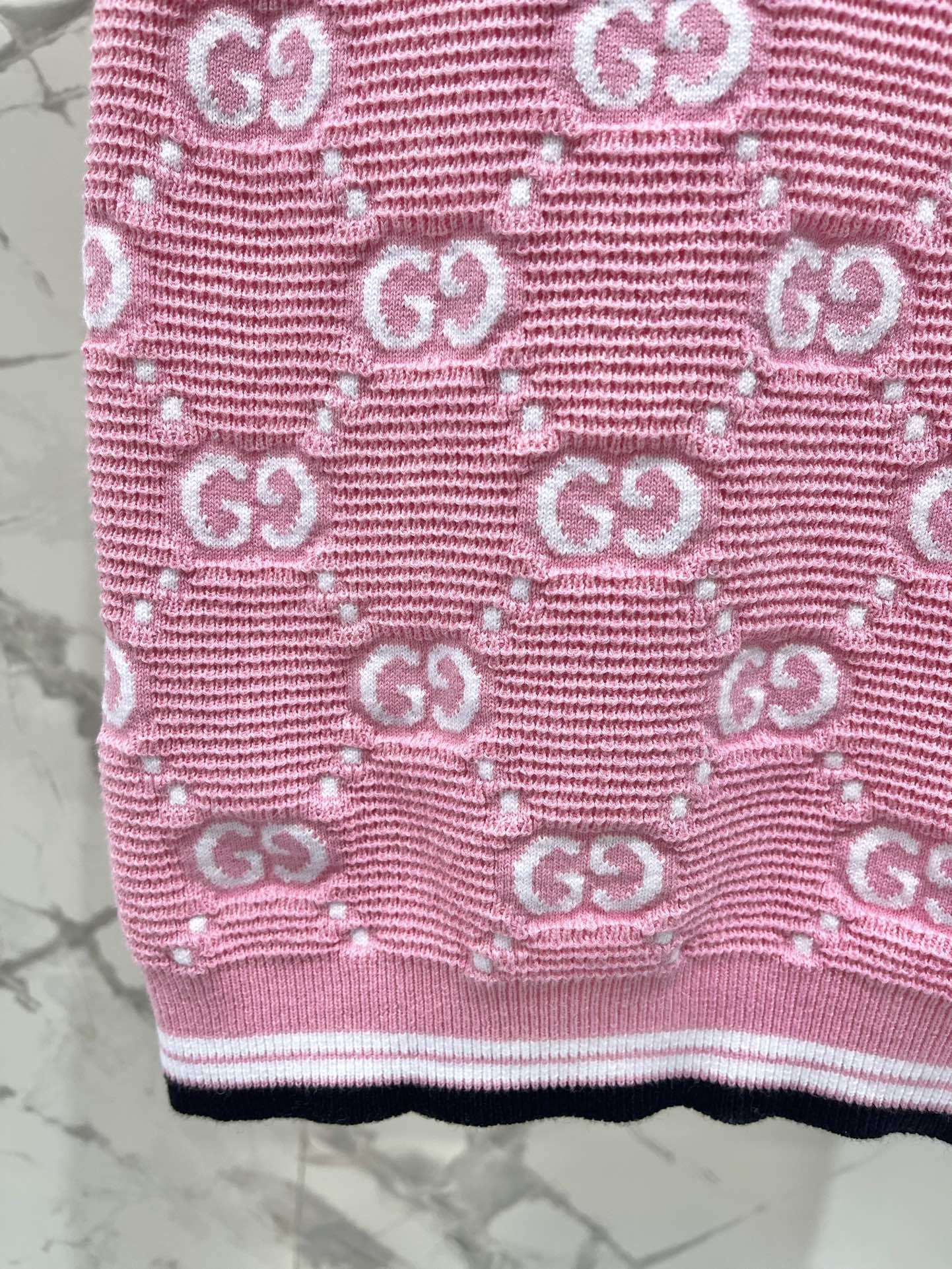 𝗚𝗨𝗖𝗖* 古驰新款老花通体缀饰双G嵌一系列
经典条纹双G Logo搭配复古老花设计,复古风情直接拉满