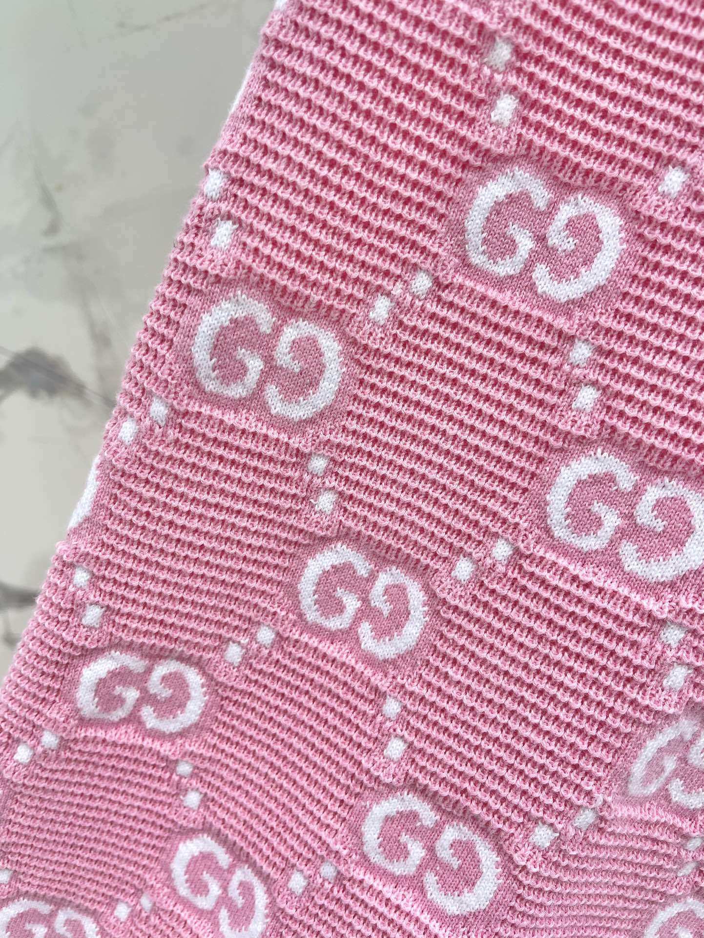 𝗚𝗨𝗖𝗖* 古驰新款老花通体缀饰双G嵌一系列
经典条纹双G Logo搭配复古老花设计,复古风情直接拉满