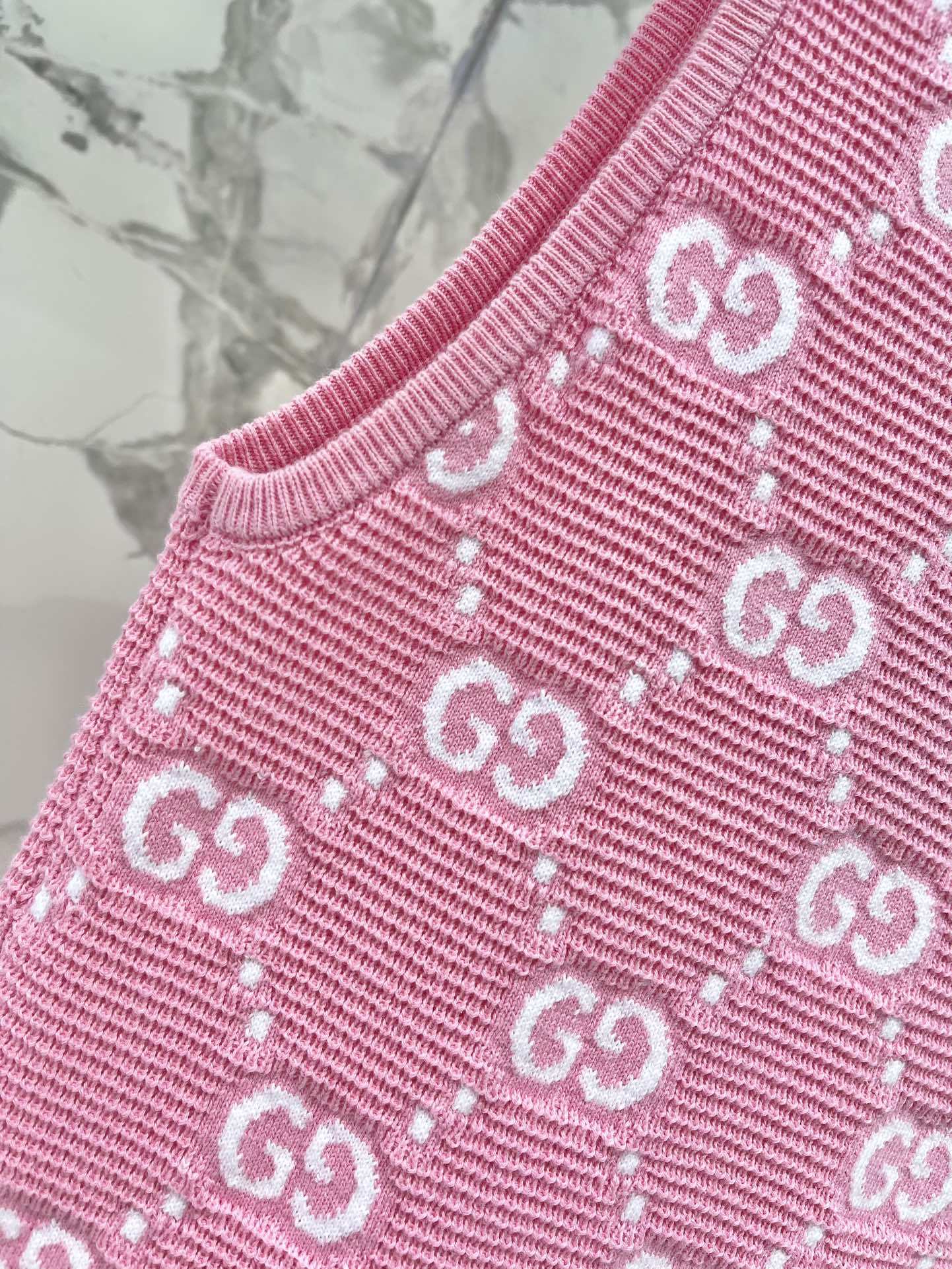 𝗚𝗨𝗖𝗖* 古驰新款老花通体缀饰双G嵌一系列
经典条纹双G Logo搭配复古老花设计,复古风情直接拉满