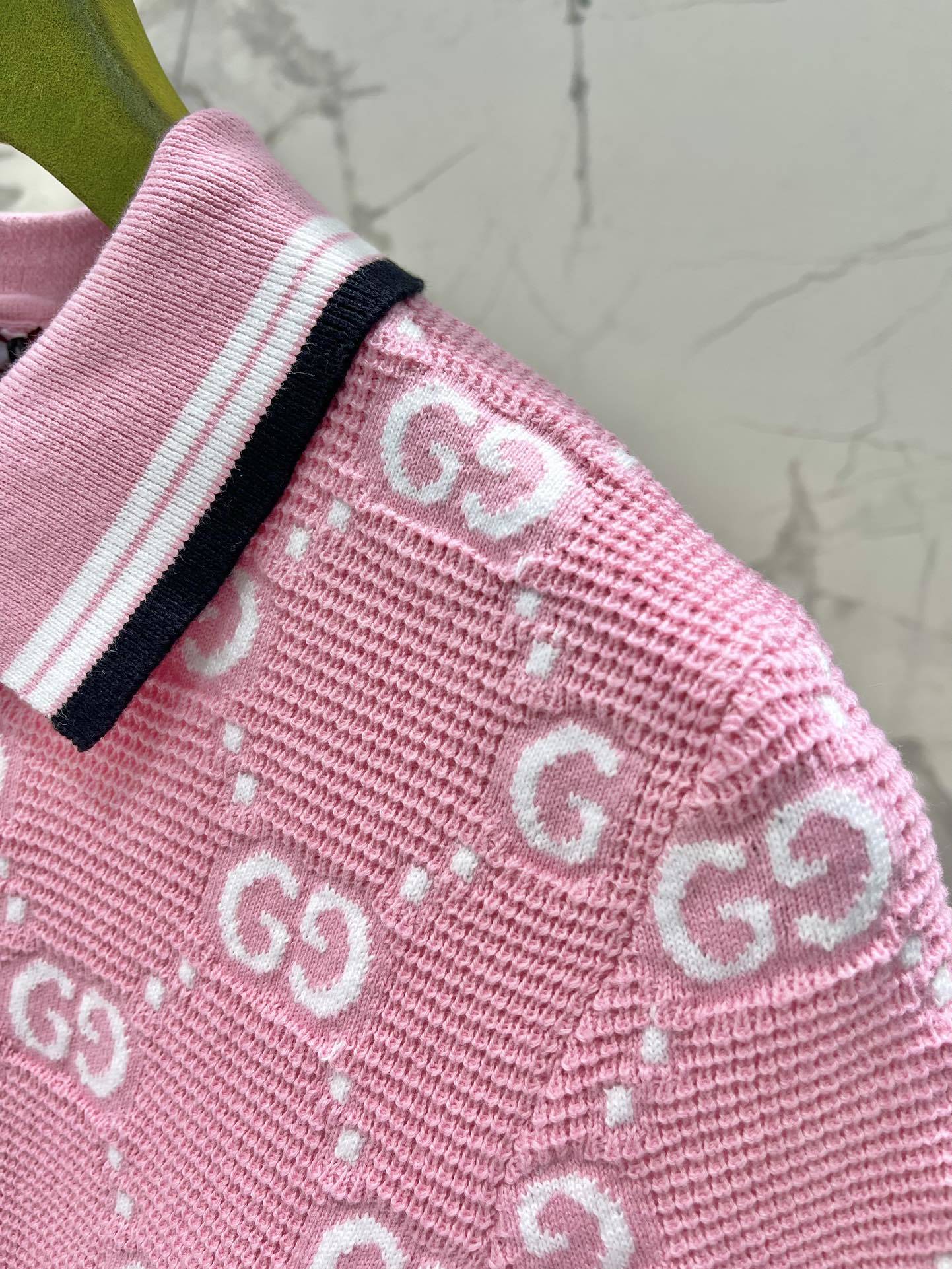𝗚𝗨𝗖𝗖* 古驰新款老花通体缀饰双G嵌一系列
经典条纹双G Logo搭配复古老花设计,复古风情直接拉满