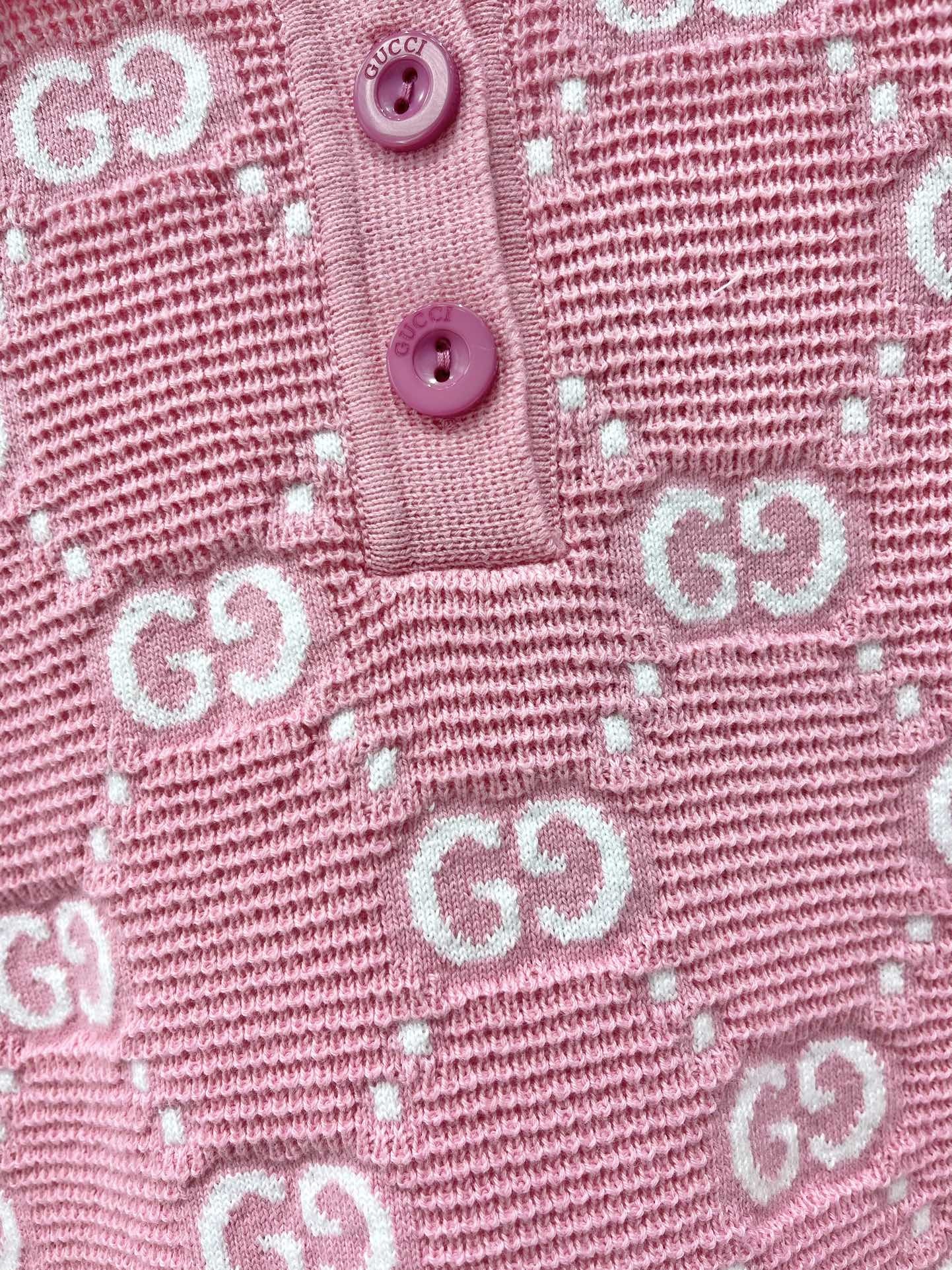 𝗚𝗨𝗖𝗖* 古驰新款老花通体缀饰双G嵌一系列
经典条纹双G Logo搭配复古老花设计,复古风情直接拉满
