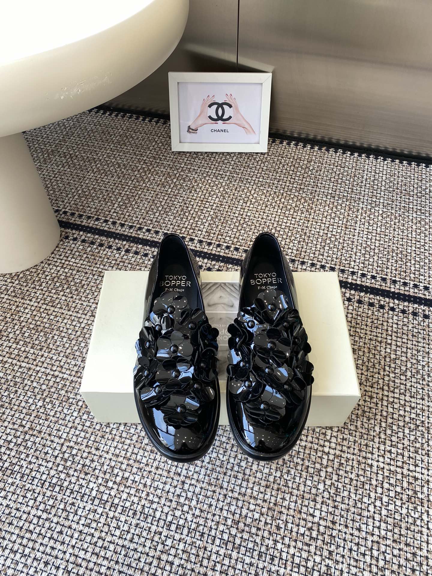 NO:512070,Tokyo Bopper 25ss Spring and Summer New Pearl Mary Jane Leather Shoes Niche Trendy Brand Really beautiful New Niche Brand Every color looks good and has a unique design Every pair is handmade with flowers and beautiful flowers. Each color has a unique outfit. Every style matches are exclusive to everyone. Beauty is different. Super comfortable to put on the feet. The style is also very friendly. It uses original imported cowhide upper, inner foot pad sheepskin Original custom Italian leather outsole. Size 35-40 (40 customized), single shoes Mary Jane, mary jane, cowhide, sheepskin, Leather soles19860909Tokyo Bopper 25ss春夏新款珍珠 玛丽珍小皮鞋 小众潮牌 真的的美死了新款小众品牌 每一个颜色都很好看 具有独特的设计 每一双都是手工制作 鞋面繁花 有繁花似锦的美意 每一个款颜色都有独特的穿搭 搭配出的每种风格 都是每个人的专属 美丽各有不同 上脚超级舒适 版型也很友好. 采用原版进口牛皮鞋面 内里垫脚羊皮 原版定制意大利真皮大底 码数35-40（40 定做）,单鞋玛丽珍,mary jane,cowhide,sheepskin,Leather soles,Women's Shoes