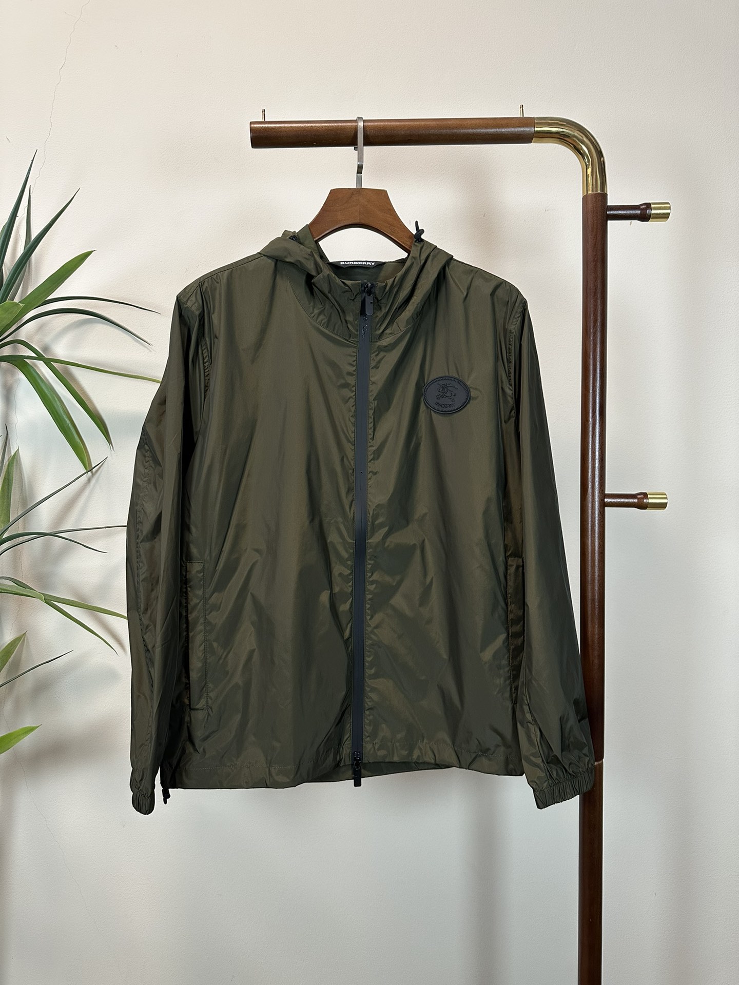 NO:465419,BBR Burberry Top Quality The same model on the official website, complete with three standards!  2025 spring and summer new men's hooded jacket, fashionable and casual high-end version!  Customized fabrics in counters are impeccable in details, and the brand elements design concept reflects high quality. The feel is delicate and soft!  It is casually cut, with a great upper body style!  Code number M-2XL, burberry, jackets & coats, hats, alexander wang19860909BBR 巴宝莉 顶级品质 官网同款,三标齐全！2025春夏新款男士连帽外套,时尚休闲高端版本！专柜定制面料 细节无可挑剔,品牌元素设计理念,体现高品质.手感细腻柔软！呈现休闲裁剪,上身版型超赞！码数M-2XL,,burberry,jackets & coats,hats,alexander wang,Men's clothing