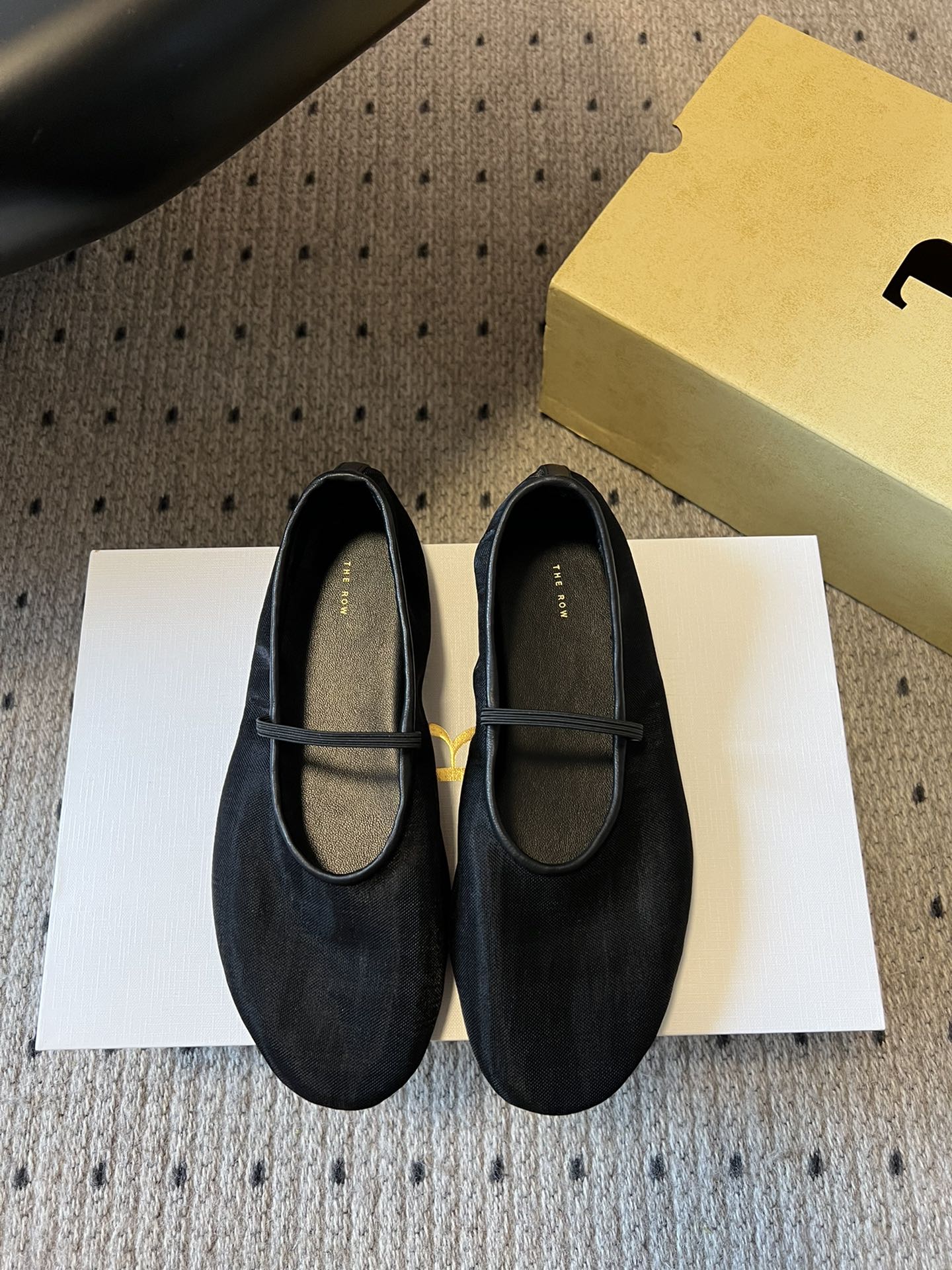 NO:408345,The Row 25ss mesh simple shoes, with a fairy-like hazy beauty, high-end and decent, can also go out beautifully in summer, with slippers, and the glittering embellishments add a gorgeous and romantic feeling, which is easily attracted at a glance. The match is also quite extensive. Daily or party activities can show elegant charm and temperament. Upper material imported mesh sheepskin edges, imported beef wrinkle paint inside, rubber outsole size 35 36 37 38 39 40 (40 custom made without return), single shoes, slippers, sheepskin19860909The Row 25ss网纱简约单鞋 自带仙气朦胧美,高级又不失体面,夏天穿个拖鞋也能美美的出街 闪闪惹人爱的点缀更增添了份华丽浪漫感很容易一眼就被吸引 搭配场合也挺广泛的日常或者派对活动都能展现优雅的魅力气质 鞋面材质进口网纱羊皮包边 内里进口牛皱漆 橡胶大底 码数35 36 37 38 39 40(40定做不退换),单鞋,slippers,sheepskin,Women's Shoes