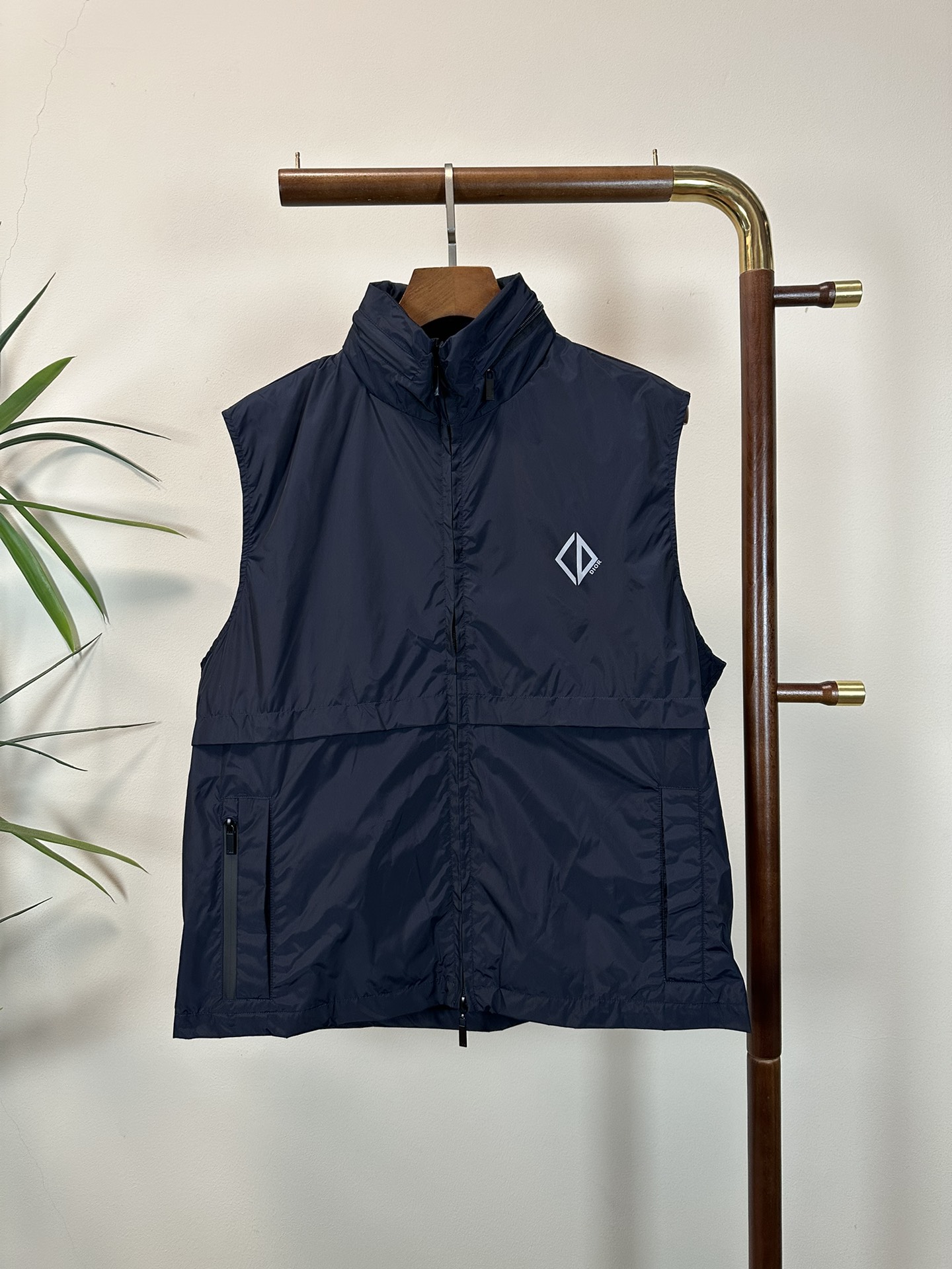 NO:465350,DIOR Top quality The same style on the official website, the new 2025 spring and summer men's vest jacket jacket, fashionable and casual high-end version!  Customized fabrics in counters are impeccable in details, and the brand elements design concept reflects high quality. The feel is delicate and soft!  It is casually cut, with a great upper body style!  Code number M-2XL,,dior,dior,jackets & coats,jackets & coats,alexander wang19860909DIOR 迪奥 顶级品质 官网同款,2025春夏新款男士背心夹克外套,时尚休闲高端版本！专柜定制面料 细节无可挑剔,品牌元素设计理念,体现高品质.手感细腻柔软！呈现休闲裁剪,上身版型超赞！码数M-2XL,,dior,dior,jackets & coats,jackets & coats,alexander wang,Men's clothing