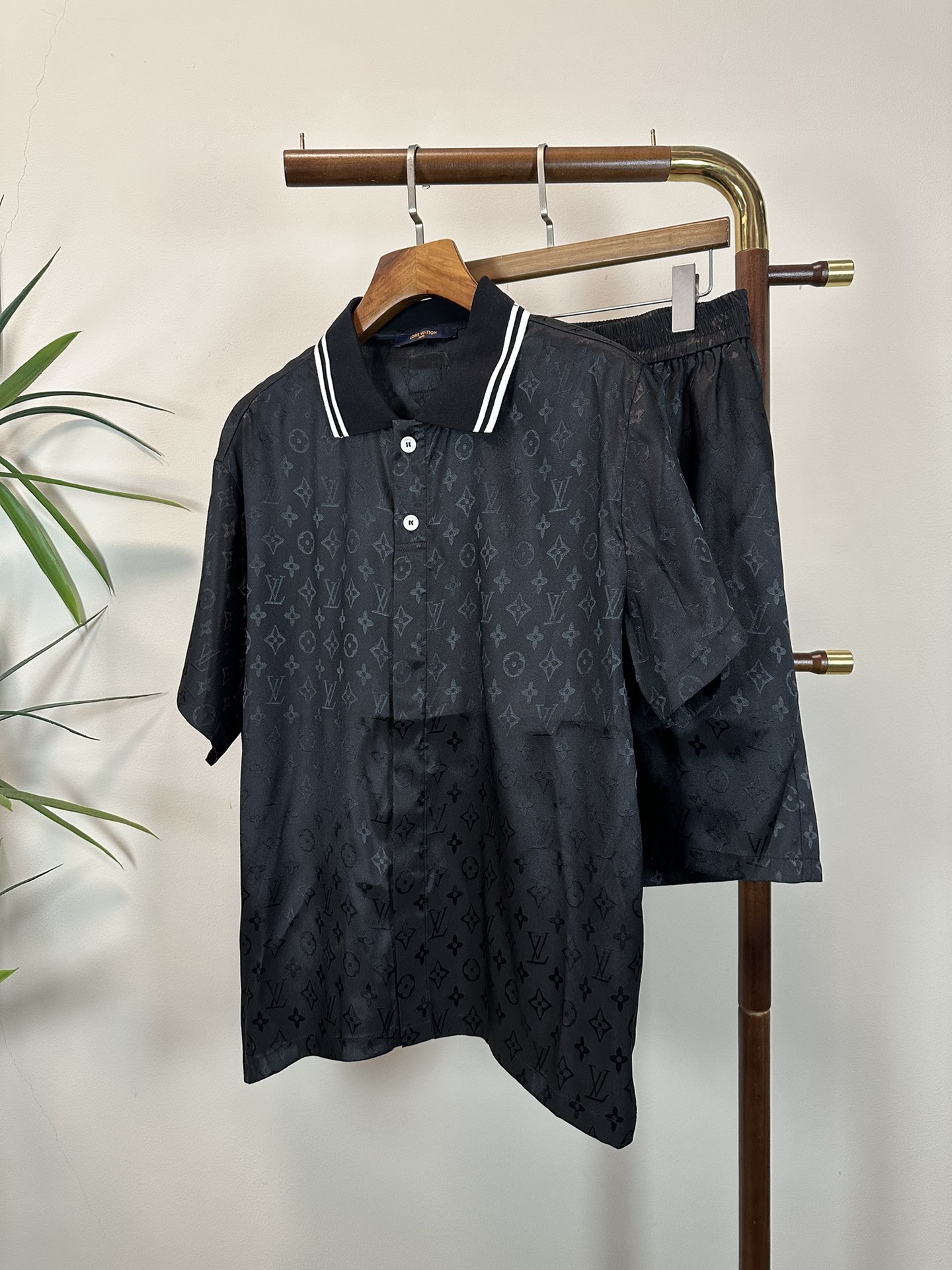 NO:465240,One set is not sold, LV Louis Vuitton, top quality, the same style on the official website, complete with three standards!  2025 Spring and Summer New Men's Set Fashionable and Casual High-end Version!  Customized fabrics in counters are impeccable in details, and the brand elements design concept reflects high quality. The feel is delicate and soft!  It is casually cut, with a great upper body style!  Code number M-2XL, louis vuitton,louis vuitton,alexander wang19860909一套不拆卖 LV 路易威登 顶级品质 官网同款,三标齐全！2025春夏新款男士套装 时尚休闲高端版本！专柜定制面料 细节无可挑剔,品牌元素设计理念,体现高品质.手感细腻柔软！呈现休闲裁剪,上身版型超赞！码数M-2XL,,louis vuitton,louis vuitton,alexander wang,Men's clothing