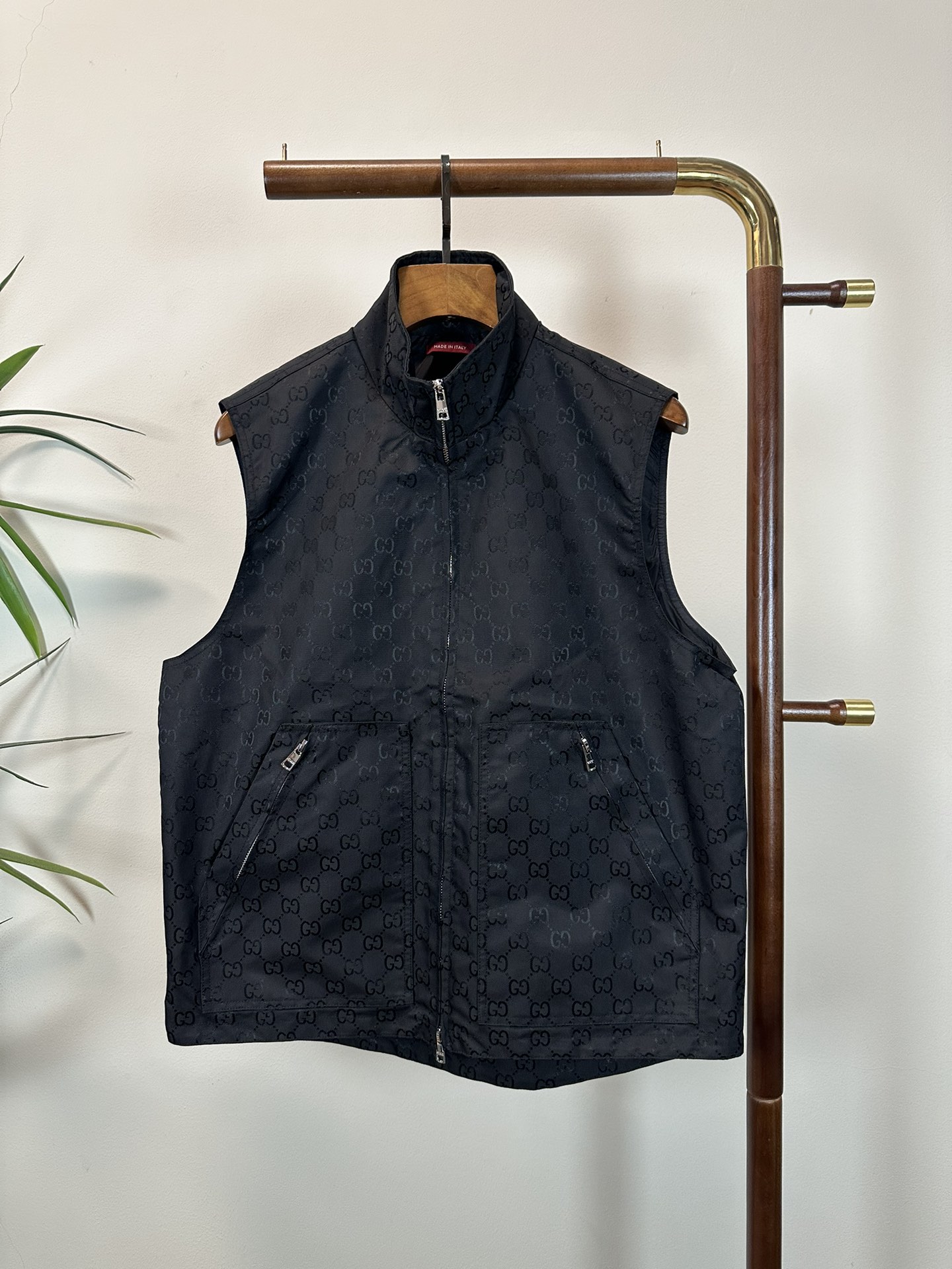 NO:465270,GU Gucci Top quality The same style on the official website, the new 2025 spring and summer men's vest jacket jacket, fashionable and casual high-end version!  Customized fabrics in counters are impeccable in details, and the brand elements design concept reflects high quality. The feel is delicate and soft!  It is casually cut, with a great upper body style!  Code number M-2XL, gucci, jackets & coats, jackets & coats, alexander wang19860909GU 古驰 顶级品质 官网同款,2025春夏新款男士背心夹克外套,时尚休闲高端版本！专柜定制面料 细节无可挑剔,品牌元素设计理念,体现高品质.手感细腻柔软！呈现休闲裁剪,上身版型超赞！码数M-2XL,,gucci,jackets & coats,jackets & coats,alexander wang,Men's clothing