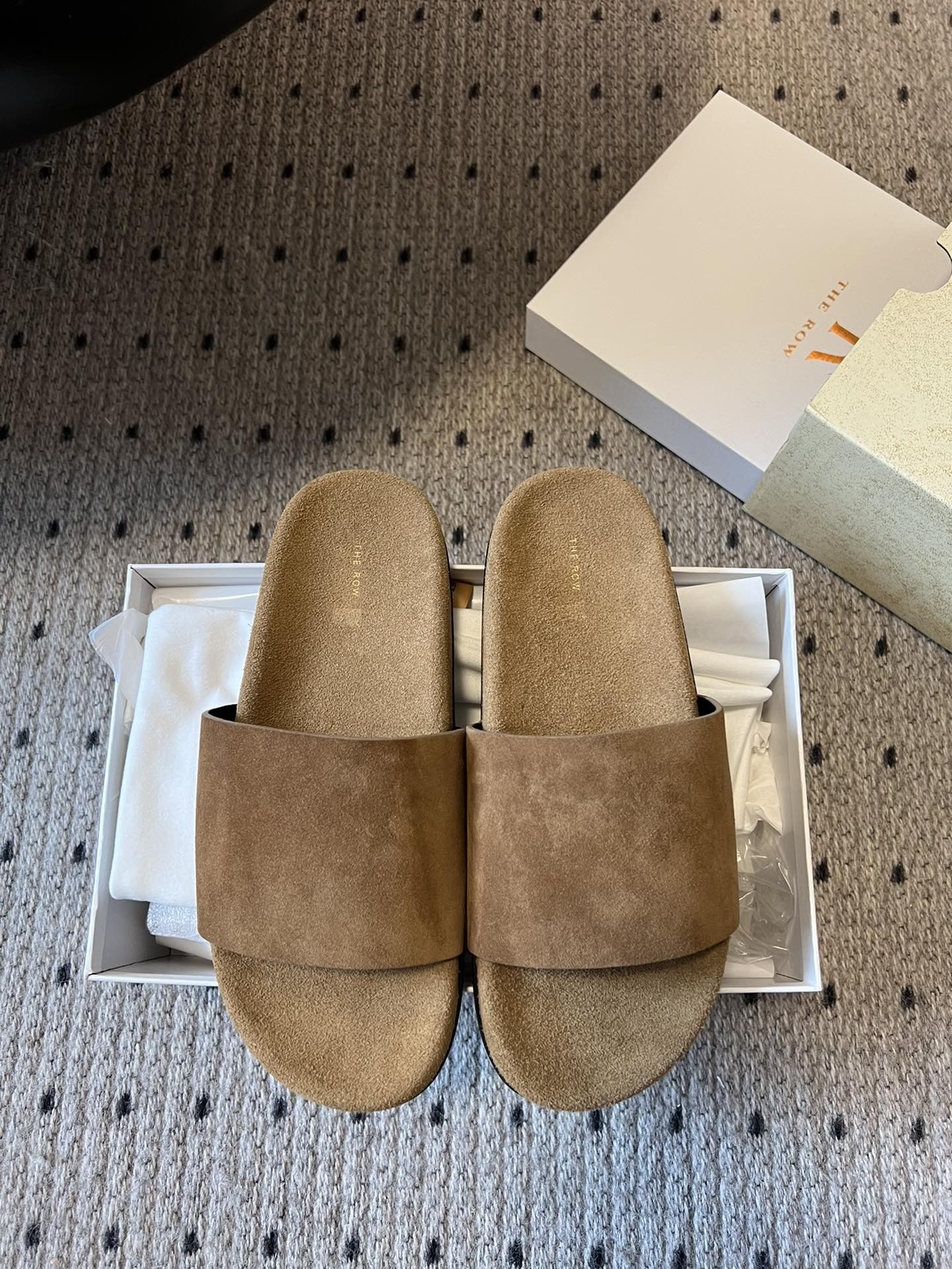 NO:404611,The Row 25ss new one-piece slippers made in Dongguan. I fell in love with this shoe at first sight. It looks good with a little retro flavor and is always minimalist. It has no logo embellishment. Simple is high-end. This is definitely a must-have item for fashionable women!  The whole pair of shoes seems simple, but the craftsmanship is difficult. It is made by the master, super waste. It is comfortable, soft and skin-friendly to wear on your feet. You should not worry about the feeling of your feet. It is inevitable to wear it. If you don’t wear it, you don’t want to take it off when wearing it. If you have high requirements for the feeling of your feet, you can close your eyes and enter it. It is simple and versatile!  Imported high mercerized sheep velvet, delicate and soft feel, very comfortable and soft, sample open molded sole Size35-40 (40 custom made without return), slippers, slippers19860909莞产 The Row 25ss新款一片式拖鞋 第一眼看到这个鞋子就爱上了,带点复古味随意搭配都好看,一贯极简风格,没有任何logo点缀,简单即是高级,这款绝对是时髦女性的必备单品！ 整双鞋子看似简单其实工艺很难,老师傅制作,超级废料,上脚裸穿舒适柔软亲肤,脚感方面完全不可担心,好穿是必然的,穿若无穿的上脚体验,穿上就不想脱的款,对脚感要求高的闭眼入它,简约百搭款！ 面料进口高丝光羊反绒,手感细腻柔软,非常舒适柔软,样板开模大底 Size35-40（40定做不退换）,拖鞋,slippers,Women's Shoes