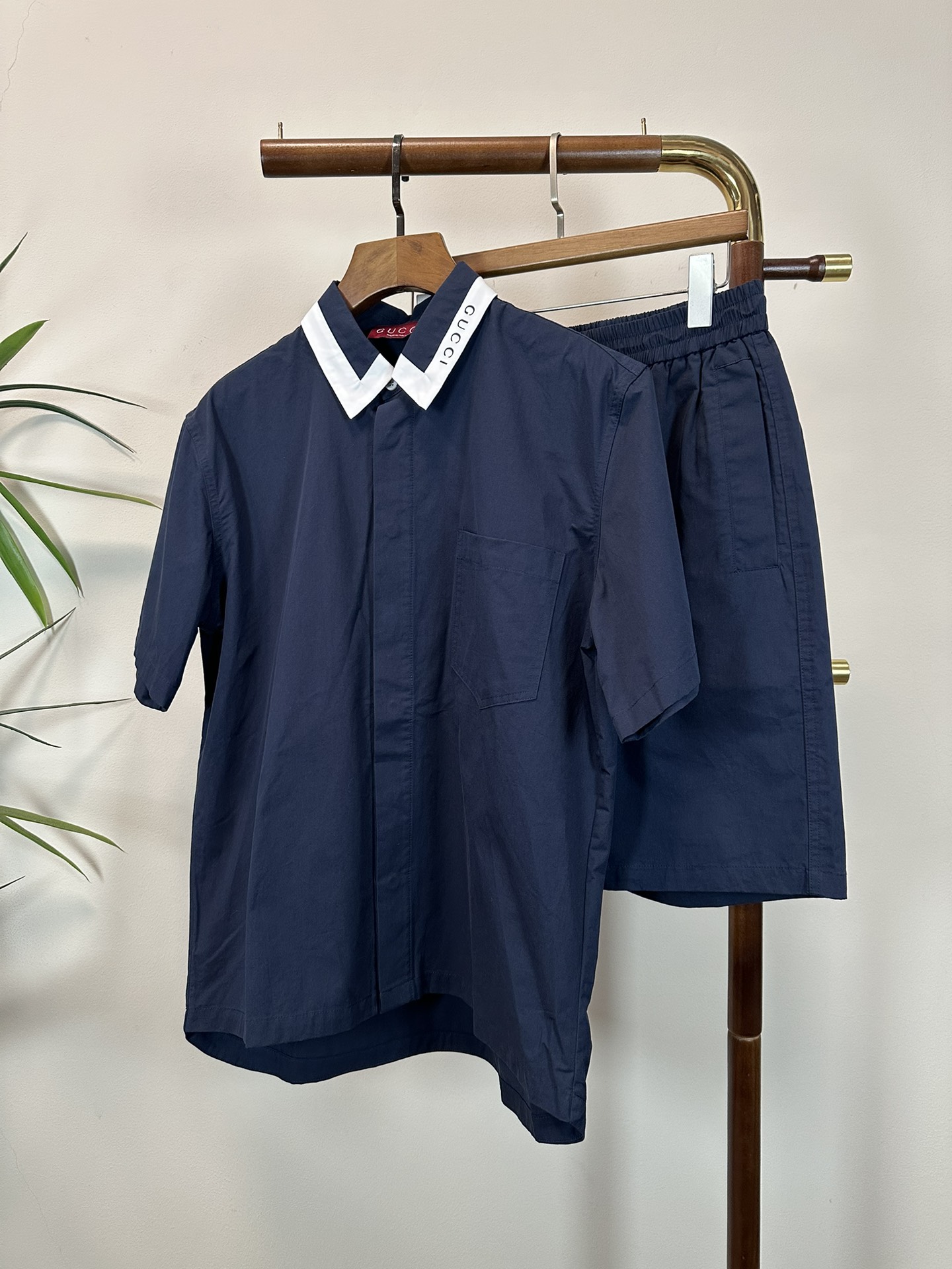 NO:465247,One set is not sold, PRA Prada top quality, the same style on the official website, complete with three standards!  2025 Spring and Summer New Men's Set Fashionable and Casual High-end Version!  Customized fabrics in counters are impeccable in details, and the brand elements design concept reflects high quality. The feel is delicate and soft!  It is casually cut, with a great upper body style!  Code number M-2XL, prada, prada, alexander wang19860909一套不拆卖 PRA 普拉达 顶级品质 官网同款,三标齐全！2025春夏新款男士套装 时尚休闲高端版本！专柜定制面料 细节无可挑剔,品牌元素设计理念,体现高品质.手感细腻柔软！呈现休闲裁剪,上身版型超赞！码数M-2XL,,prada,prada,alexander wang,Men's clothing