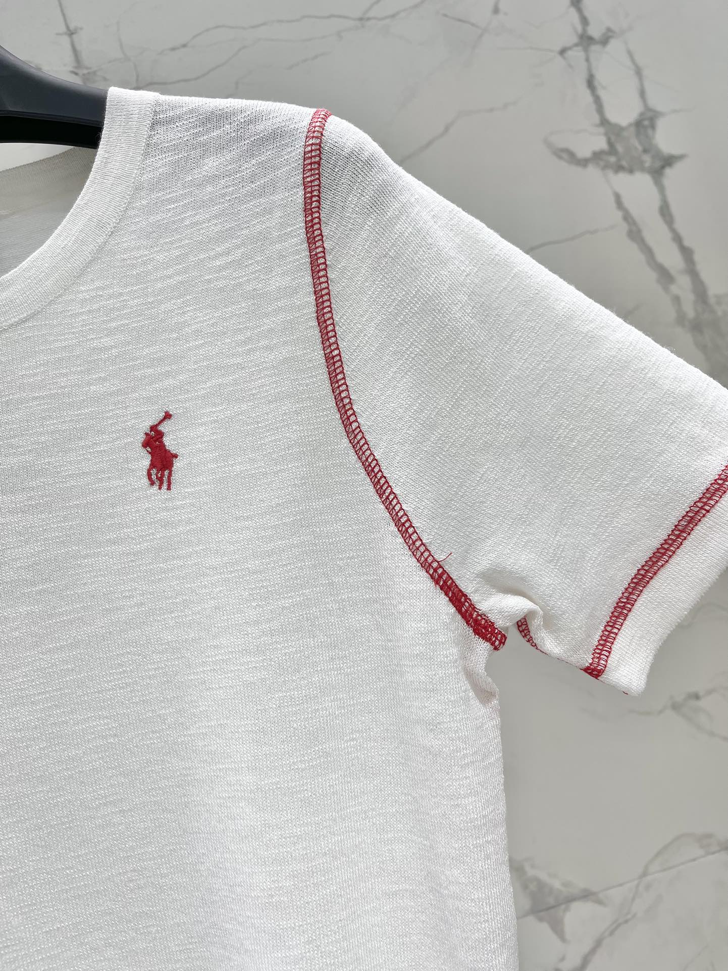 Polo 刺绣撞色小马扎线短袖

精致的小马刺绣给萌化了！🐎💖 刺绣细节超级到位，小马的表情都栩栩如生，