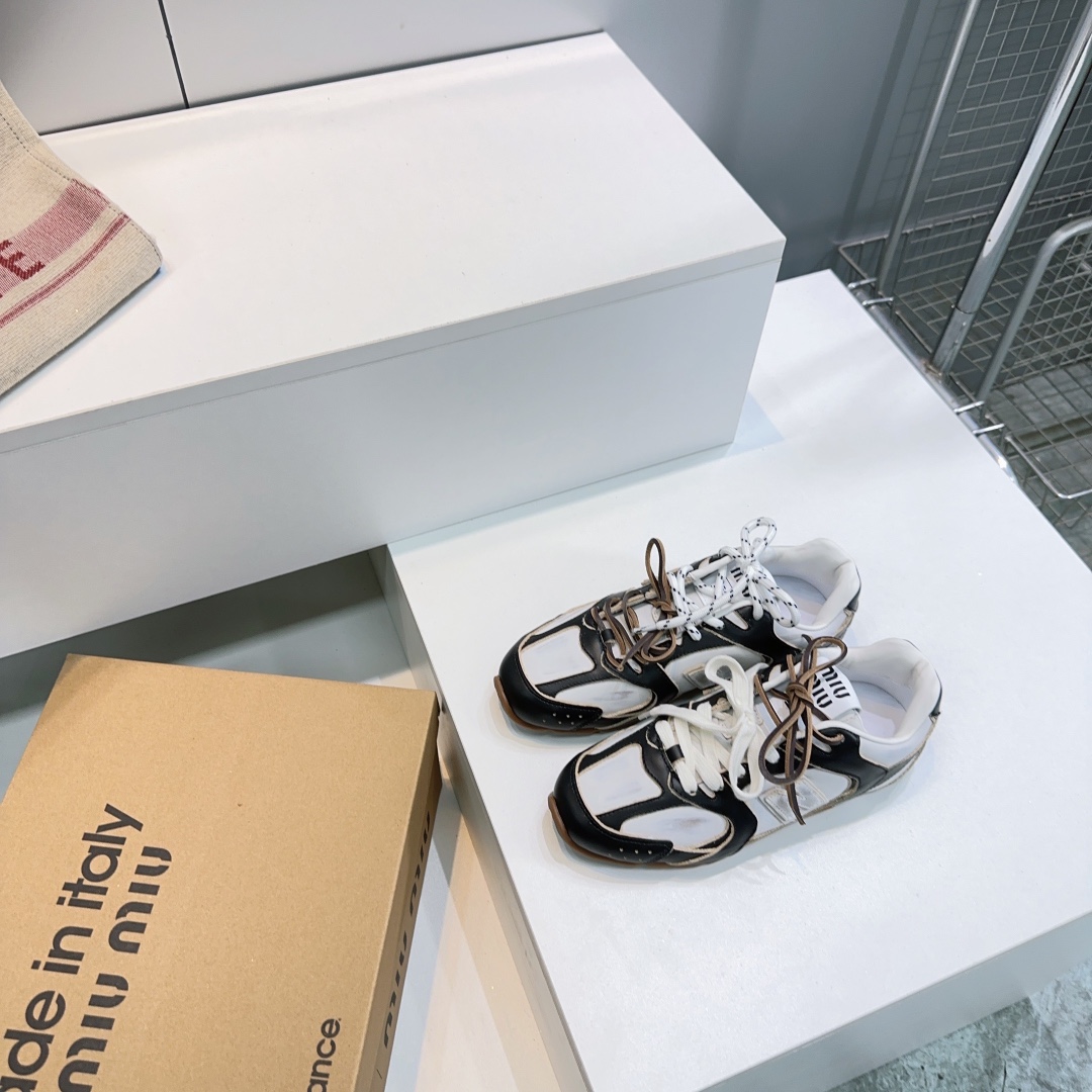 NO:405307,High-quality leather surface!  Top quality couples!  New color!  MIUMIU 530 2025 spring and summer new co-branded NB retro mesh sneakers and casual shoes!  The pair of sports sneakers jointly created with New Balance 530 on the Miu Miu show were launched in the global major purchasing agents. The patent leather splicing breathable mesh is very casual and unruly and reflects the beauty of tannins. The whole pair of shoes is elegant and elegant, and the foot is very light and versatile!  All items can be matched in all seasons!  The upper is made of original patent leather spliced ​​breathable mesh/scrubbed calfskin inner sheepskin footbed breathable mesh original mold opening rubber non-slip sole Size: Women's size 35-40 (40 custom made without return or exchange) : Men's size 39-45 (45 custom made without return or exchange) With original packaging, casual shoes/sports shoes, miumiu, new balance, sneakers, cowhide, sheepskin19860909高品质皮面！顶级品质情侣款！ 新色！ MIUMIU  530 2025春夏新款联名款NB复古网面运动鞋休闲鞋！ Miu Miu 缪缪大秀上爆出的这双与New Balance 新百伦530联名款运动 球鞋 后全球各大代购官网火爆上市.漆皮拼接透气网面,很随意不羁又能体现单宁美感,整双鞋子设计淑女优雅,上脚非常轻便 百搭！四季可搭配单品！ 鞋面采用原版漆皮拼接透气网面/擦色小牛皮 内里羊皮 垫脚透气网布 原版开模生胶防滑大底 码数:女码35-40（40定做不退换）  :男码39-45（45定做不退换） 配原版包装,休闲鞋/运动鞋,miumiu,new balance,sneakers,cowhide,sheepskin,Women's Shoes