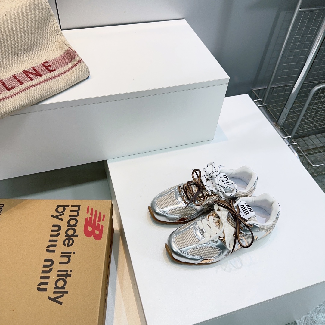 NO:405263,High-quality mesh!  Top quality couples!  New color!  MIUMIU 530 2025 spring and summer new co-branded NB retro mesh sneakers and casual shoes!  The pair of sports sneakers jointly created with New Balance 530 on the Miu Miu show were launched in the global major purchasing agents. The patent leather splicing breathable mesh is very casual and unruly and reflects the beauty of tannins. The whole pair of shoes is elegant and elegant, and the foot is very light and versatile!  All items can be matched in all seasons!  The upper is made of original patent leather spliced ​​breathable mesh/scrubbed calfskin inner sheepskin footbed breathable mesh original mold opening rubber non-slip sole Size: Women's size 35-40 (40 custom made without return or exchange) : Men's size 39-45 (45 custom made without return or exchange) With original packaging, casual shoes/sports shoes, miumiu, new balance, sneakers, cowhide, sheepskin19860909高品质网面！顶级品质情侣款！ 新色！ MIUMIU  530 2025春夏新款联名款NB复古网面运动鞋休闲鞋！ Miu Miu 缪缪大秀上爆出的这双与New Balance 新百伦530联名款运动 球鞋 后全球各大代购官网火爆上市.漆皮拼接透气网面,很随意不羁又能体现单宁美感,整双鞋子设计淑女优雅,上脚非常轻便 百搭！四季可搭配单品！ 鞋面采用原版漆皮拼接透气网面/擦色小牛皮 内里羊皮 垫脚透气网布 原版开模生胶防滑大底 码数:女码35-40（40定做不退换）  :男码39-45（45定做不退换） 配原版包装,休闲鞋/运动鞋,miumiu,new balance,sneakers,cowhide,sheepskin,Women's Shoes