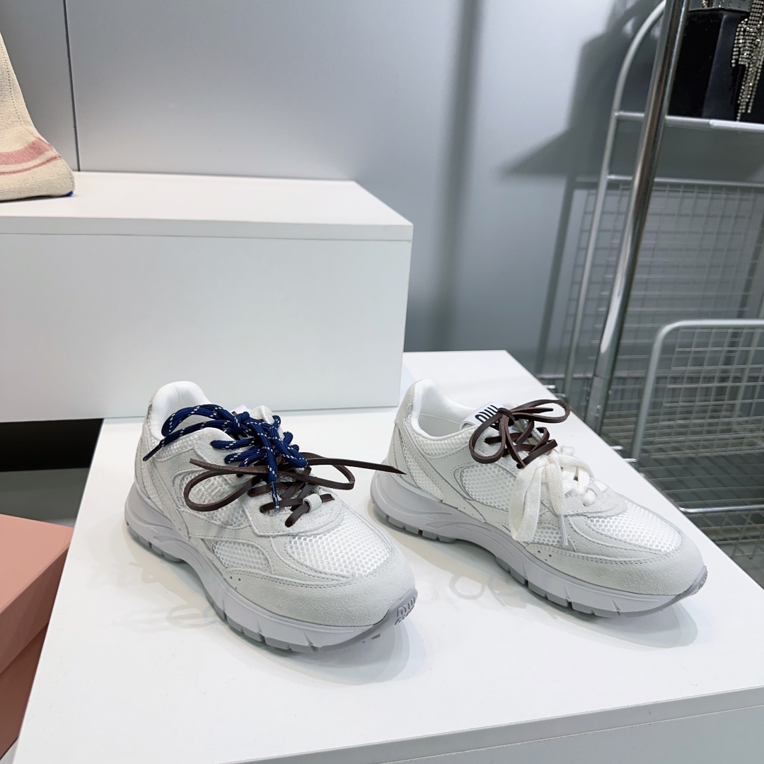 NO:405269,High quality!  Top quality Miu Miu Miu 25 spring and summer new retro color daddy shoes thick-soled casual shoes!  The most popular sports shoes with good looks are a hot sneaker. A must-have for purchase. A style that is old and fashionable. Simple and high-end. It is very comfortable to match with your feet at will. It is a must-have for the year. The latest catwalk sports dad shoes that domestic and foreign bloggers have made a hit. The little red book grass series is retro and fashionable. The beautiful and simple sports shoe design is very recognizable. The tongue creates a Buddhist sweet casual style~~ The aura on the feet is very casually matched. Mainstream double-lace design focuses on a fashionable upper. The upper is made of original imported color calfskin/breathable net. The inner foot pad breathable net. The original opening mold two-color combination rubber outsole. Size: 35-40 (40 custom made without return) with original packaging, casual shoes/sports shoes, miumiu, sneakers, cowhide19860909高品质！顶级品质Miu Miu 缪缪 25春夏新款复古擦色老爹鞋厚底休闲鞋！ 颜值担当火爆款运动鞋 不得不入的一款～做旧时尚 简约高级 随意搭配上脚非常舒适,年度必入款 最新走秀款运动老爹鞋国内外博主刷爆的一款 小红书种草系列,复古又时髦上脚美炸了简约的运动板鞋设计 极具辨识度的鞋舌,打造佛系甜美的休闲风~~上脚气场十足随意搭配 主流双鞋带设计 主打一个时尚 鞋面采用原版进口擦色小牛皮/透气网 内里垫脚透气网 原版开模双色组合橡胶大底 码数:35-40（40订做不退换） 配原版包装,休闲鞋/运动鞋,miumiu,sneakers,cowhide,Women's Shoes