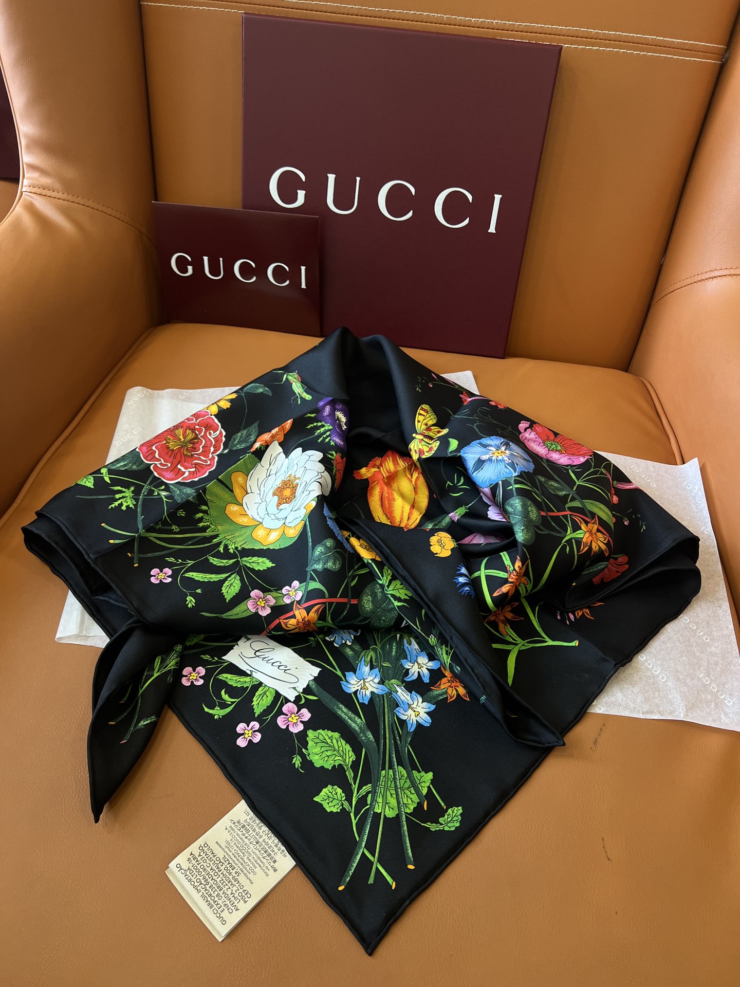 价格(赠送全套豪华包装)

品名  经典花卉

面料：真丝

尺寸：90*90

颜色黑色 

经典花卉