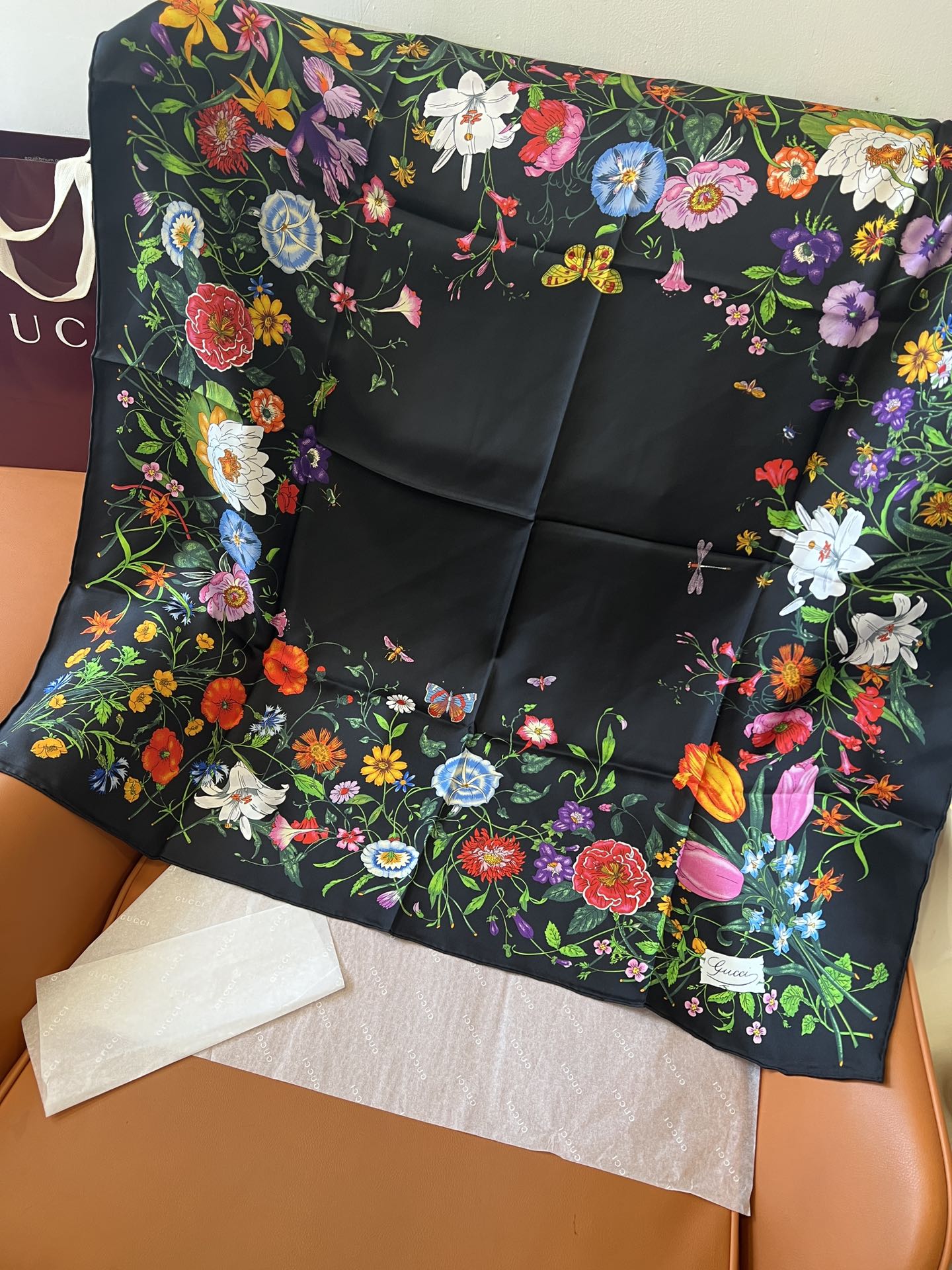 价格(赠送全套豪华包装)

品名  经典花卉

面料：真丝

尺寸：90*90

颜色黑色 

经典花卉