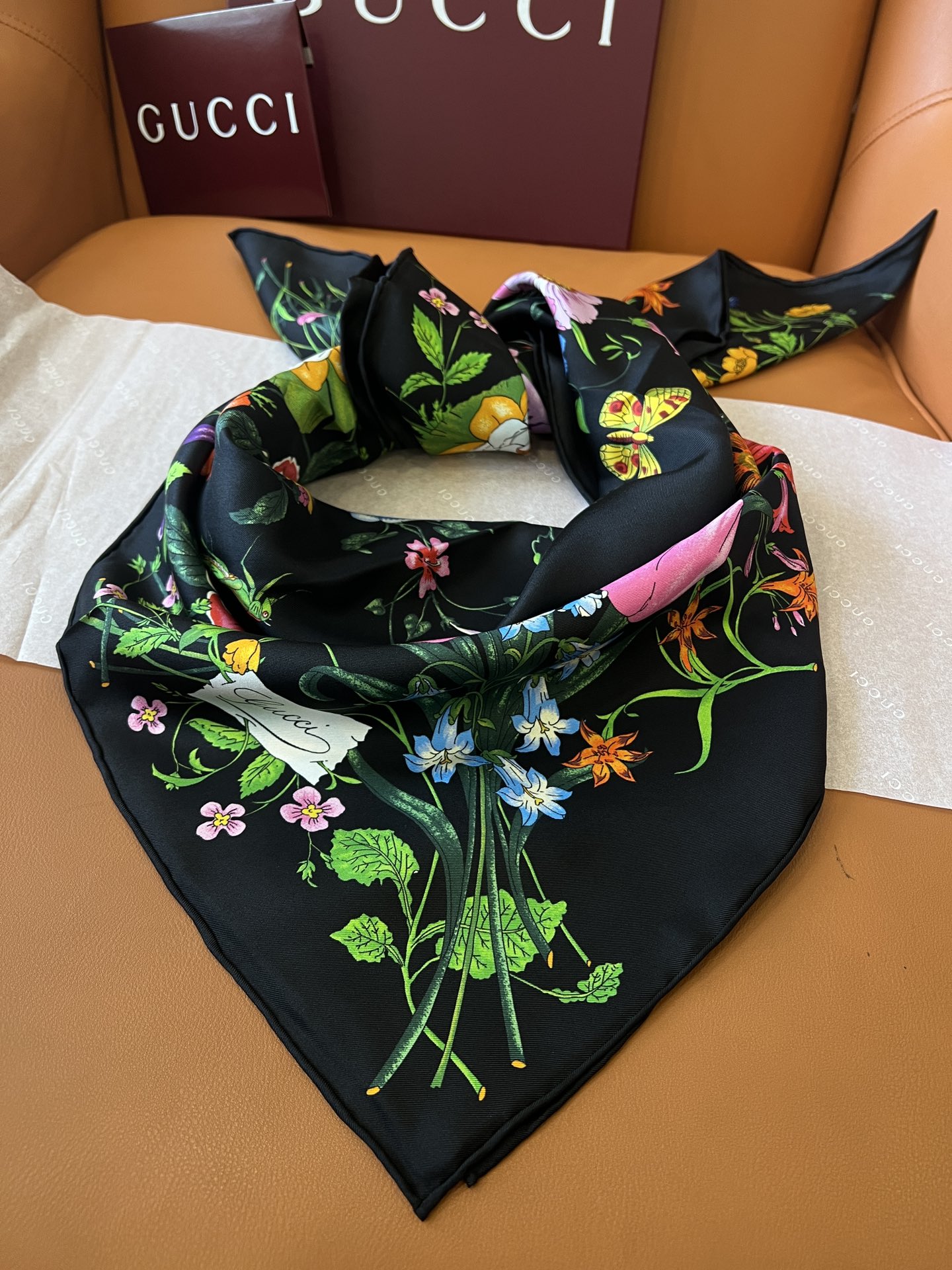 价格(赠送全套豪华包装)

品名  经典花卉

面料：真丝

尺寸：90*90

颜色黑色 

经典花卉