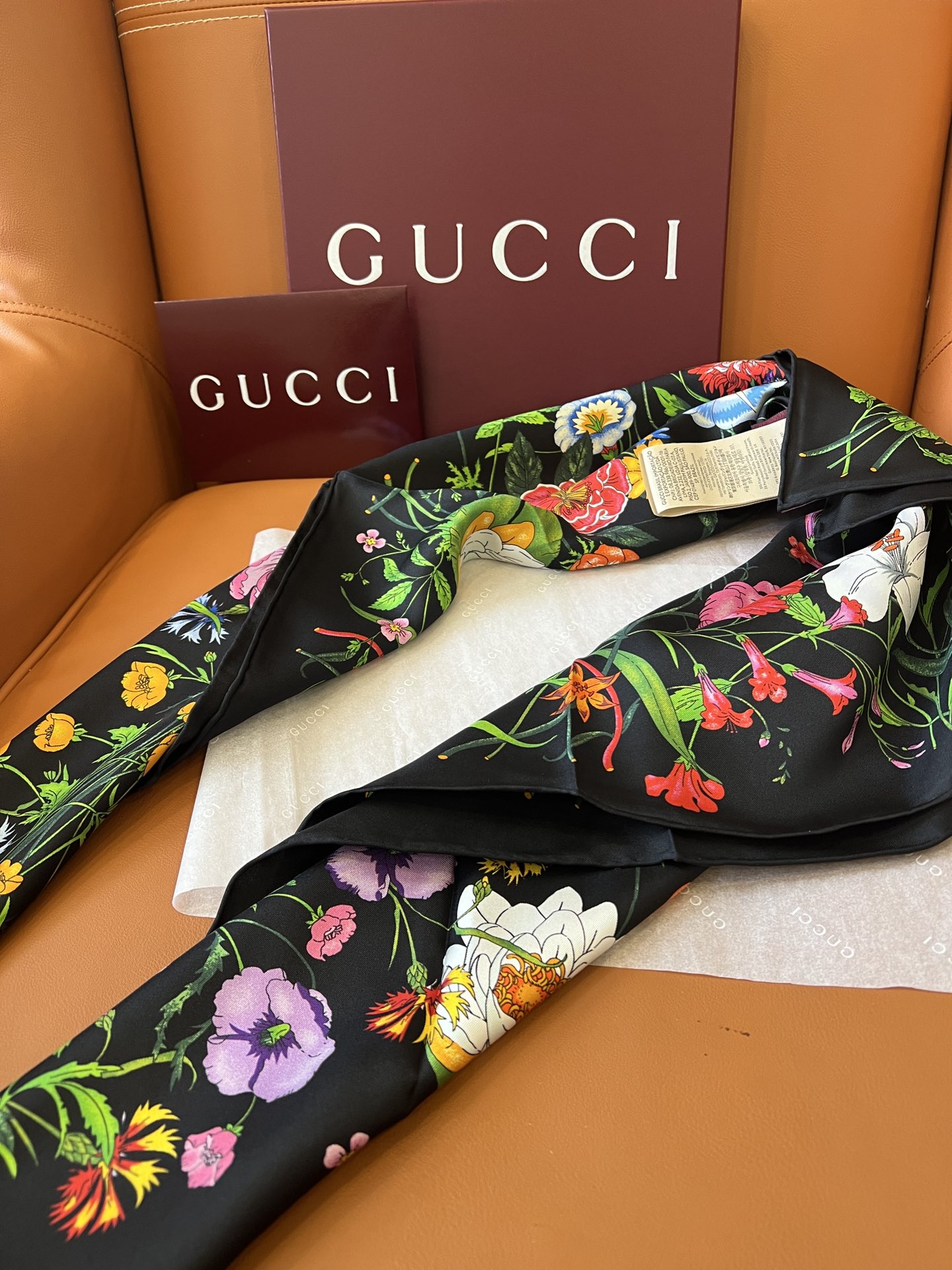 价格(赠送全套豪华包装)

品名  经典花卉

面料：真丝

尺寸：90*90

颜色黑色 

经典花卉