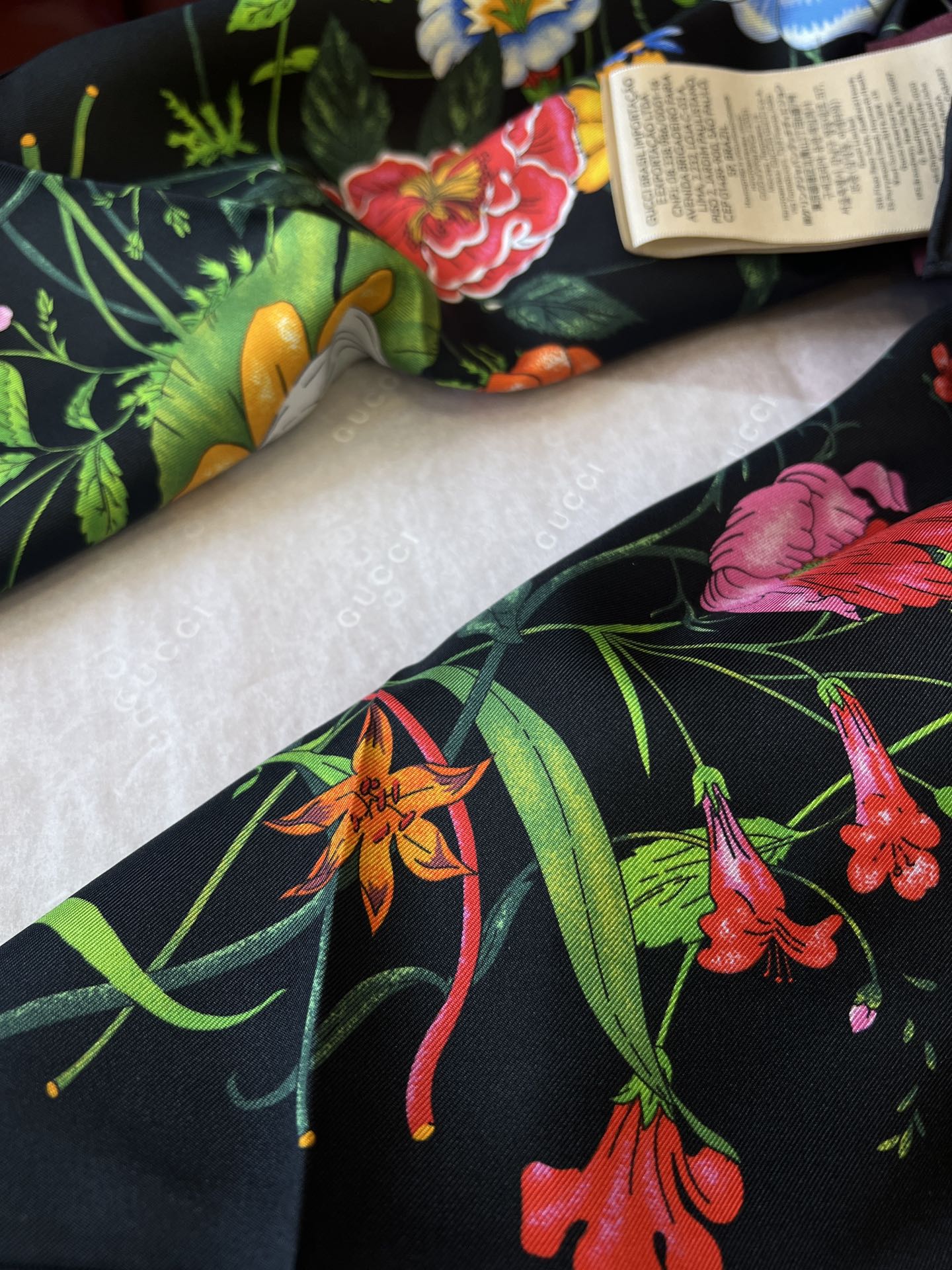 价格(赠送全套豪华包装)

品名  经典花卉

面料：真丝

尺寸：90*90

颜色黑色 

经典花卉