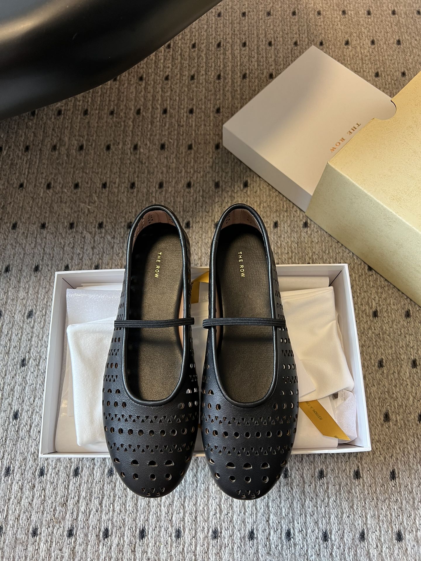 NO:390252,Dongguan purchasing agent The row Retro and simple Mary Jane shoes It is said that this is the most beautiful Mary Jane grandma shoes of this year. French elegant temperament is online, high-end and fashionable, salty or sweet, literary and elegant!  Wearable items in all seasons, buckle design, easy to wear and look good, Fengmo's global classic works, soft and delicate sheepskin fabric makes this Mary Jane immediately unique and very textured. Imported high-quality sheepskin fabric with inner foot pad soft sheepskin. Big soles: Italian leather soles Size: #35-40 (40 custom made without return or exchange), Mary Jane, mary jane, sheepskin, Leather soles19860909东莞代购级 The row 复古简约玛丽珍鞋 据说这是本年度最美丽的玛丽珍奶奶鞋,法式优雅气质在线、高级又时髦,可盐可甜,文艺又气质！ 四季可穿的单品,挂扣设计,好穿又好看,风魔全球经典著作,柔软细腻羊皮面料让这款玛丽珍立马变得与众不同,非常的有质感. 面料进口优质羊皮 内里垫脚柔软羊皮 大底: 意大利真皮大底 Size:#35-40（40定做不退换）,玛丽珍,mary jane,sheepskin,Leather soles,Women's Shoes