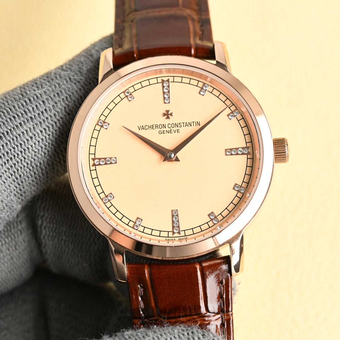 NO:337126,Platinum pattern, diamond [MKF Factory new model recommendation] Jiangxi. Denton inheritance series inheritance 81578] The highest replica version of the two-pin watch in the market!  1 [Case] ​​Size 38MMX6.6MM, perfect round case, paired with a micro-solar lug design, makes it more suitable for the wearer's wrist. Each finished shell cover needs to be strictly controlled by strict quality to restore the unique texture of the authentic product. 2 [Carriage] The steel wheels and other parts of the 9015 movement are carefully decorated by watchmakers, and the automatic rotor is plated with 18k gold, which maximizes the original exquisite craftsmanship level. 3 [Carriage] The two sapphire glass mirrors on the front and back are both anti-disiasing coatings. 4 [Band] Double-layer Italian crocodile leather, paired with Malta cross pin buckles. MKF Factory's ingenious work Welcome your taste!  , crocodile skin19860909白金纹,钻【MKF Factory新款推荐】江诗.丹顿传承系列传承81578】市场最高复刻版本两针款腕表！ 1【表壳】尺寸38MMX6.6MM,完美圆形的表壳,搭配微孤式表耳设计,使之更加贴合佩戴者的手腕.每一个成品壳套,都需经过严格的质量把控,方能还原正品独特的质感. 2【机芯】9015机芯钢轮等部件均由制表师精工装饰,自动摆陀更是镀有18k金,最大限度呈现原装精湛的工艺水平. 3【表镜】前后两片蓝宝石玻璃镜面,均有防眩晕镀膜处理. 4【表带】双层意大利鳄鱼皮,搭配马耳他十字针扣. MKF Factory匠心之作 欢迎您的品鉴！,,crocodile skin,Watch