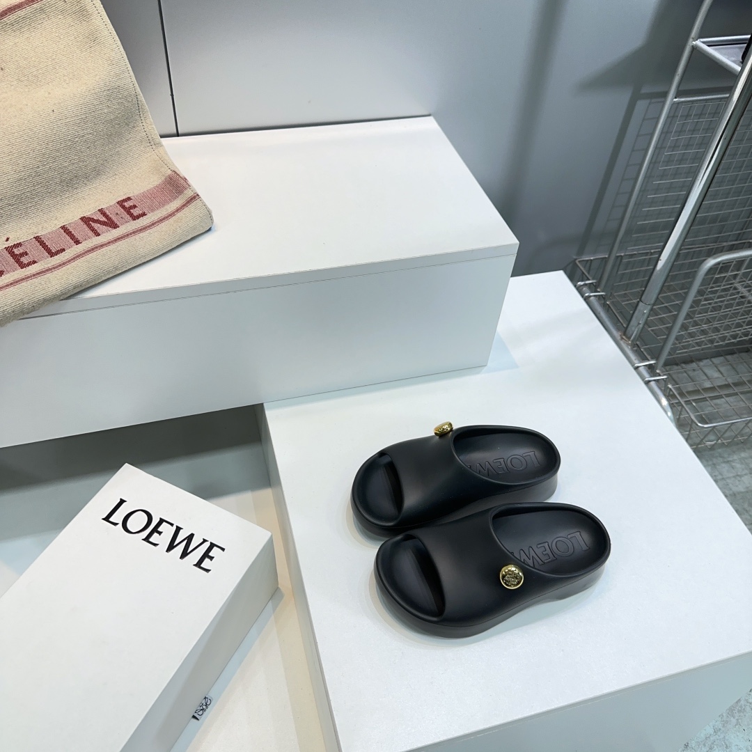NO:405322,High quality!  Top quality LOEWE ~ 25 summer new paulas limited fashion simple rubber thick-soled slippers Ultralight slippers, super comfortable, wet, super suitable to wear on the beach, and very good-looking. Summer essentials Rubber foam integrated molding Electroplating hardware buckle The design of jelly mopping is full of summer refreshing. The upper material of 2.0 is like a jelly, and it will reflect a dreamy luster in the sun. The style of the shoes is also very friendly. The bread sole not only increases the height, but also makes walking more comfortable. Every day when going out with shorts and a simple T-shirt, it is full of vitality; when paired with small dresses to attend a party, it can instantly improve the fashion of the overall look. The overall mold opening rubber material is the same weight!  Number of codes: 35-41 (40 41 custom made without return) with original packaging, slippers, loewe, loewe, slippers, shorts19860909高品质！顶级品质LOEWE罗意威～25夏季新款paulas限定时尚简易橡胶厚底拖鞋 超轻拖鞋,超舒服,湿水,去沙滩穿超合适的, 颜值也很高 夏季必备款 橡胶发泡一体成型 电镀五金扣 果冻拖的设计充满了夏日的清爽感,2.0 的鞋面材质好像果冻一样Q弹,在阳光下还会折射出梦幻的光泽. 鞋子的版型也非常友好,面包鞋底不仅增加了身高,还让走路变得更加舒适.日常出街搭配短裤和简约 T 恤,活力满满；搭配小礼服去参加派对,瞬间又能提升整体造型的时尚度. 整体开模橡胶 材质重量原版一致！ 码数:35-41（40 41订做不退换） 配原版包装,拖鞋,loewe,loewe,slippers,shorts,Women's Shoes