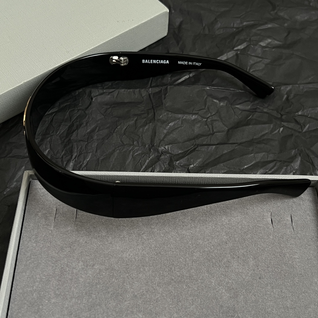 】巴黎世家 Balenciaga 发捆  复古风 简单大方 大牌金质感饱满 ，搭配衣服超好看 ！