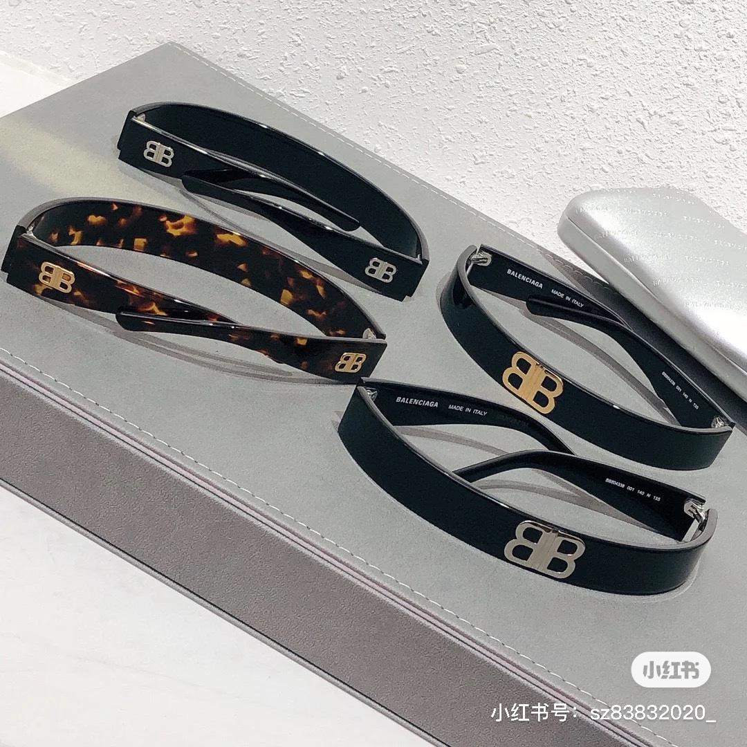 】巴黎世家 Balenciaga 发捆  复古风 简单大方 大牌金质感饱满 ，搭配衣服超好看 ！