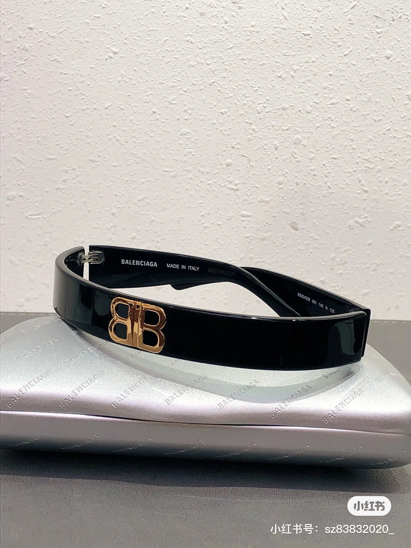 】巴黎世家 Balenciaga 发捆  复古风 简单大方 大牌金质感饱满 ，搭配衣服超好看 ！