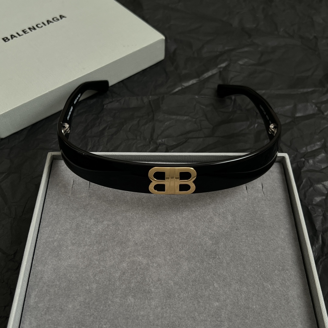 】巴黎世家 Balenciaga 发捆  复古风 简单大方 大牌金质感饱满 ，搭配衣服超好看 ！