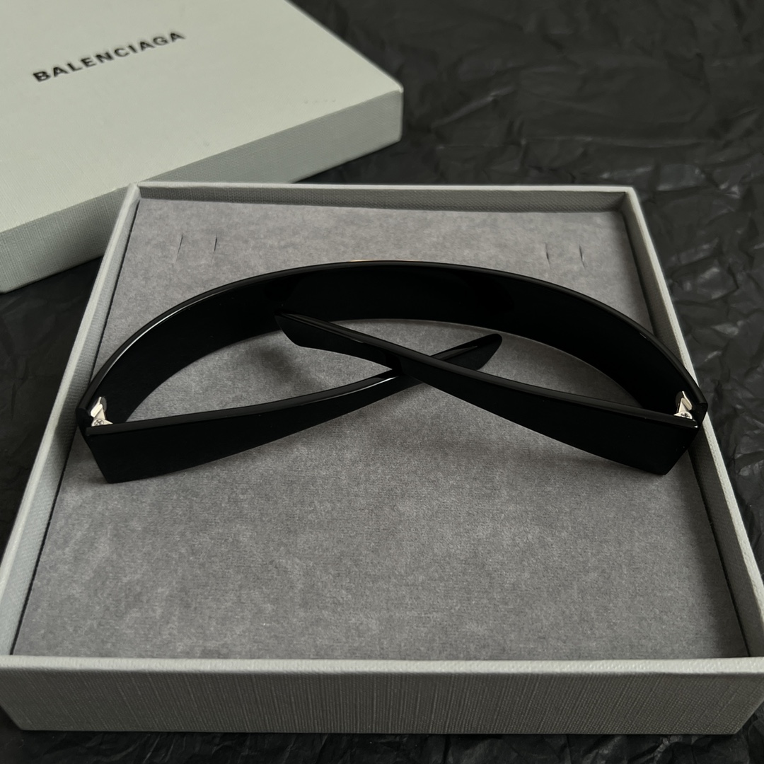 】巴黎世家 Balenciaga 发捆  复古风 简单大方 大牌金质感饱满 ，搭配衣服超好看 ！